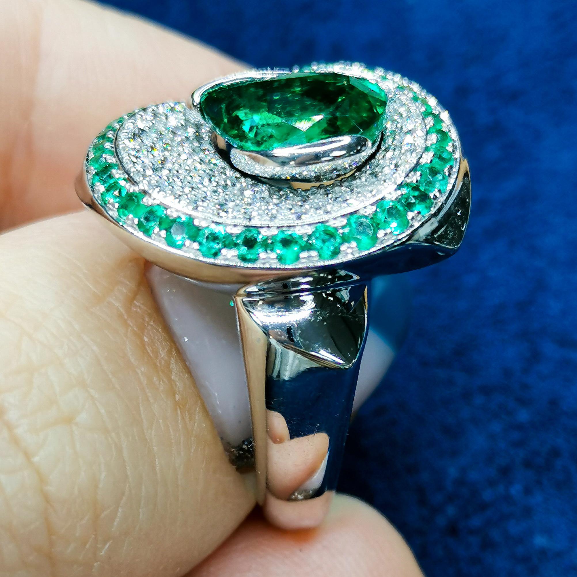 Emerald Pear Shape 2.03 Carat Diamonds Emeralds 18 Karat White Gold Ring In New Condition For Sale In Bangkok, TH