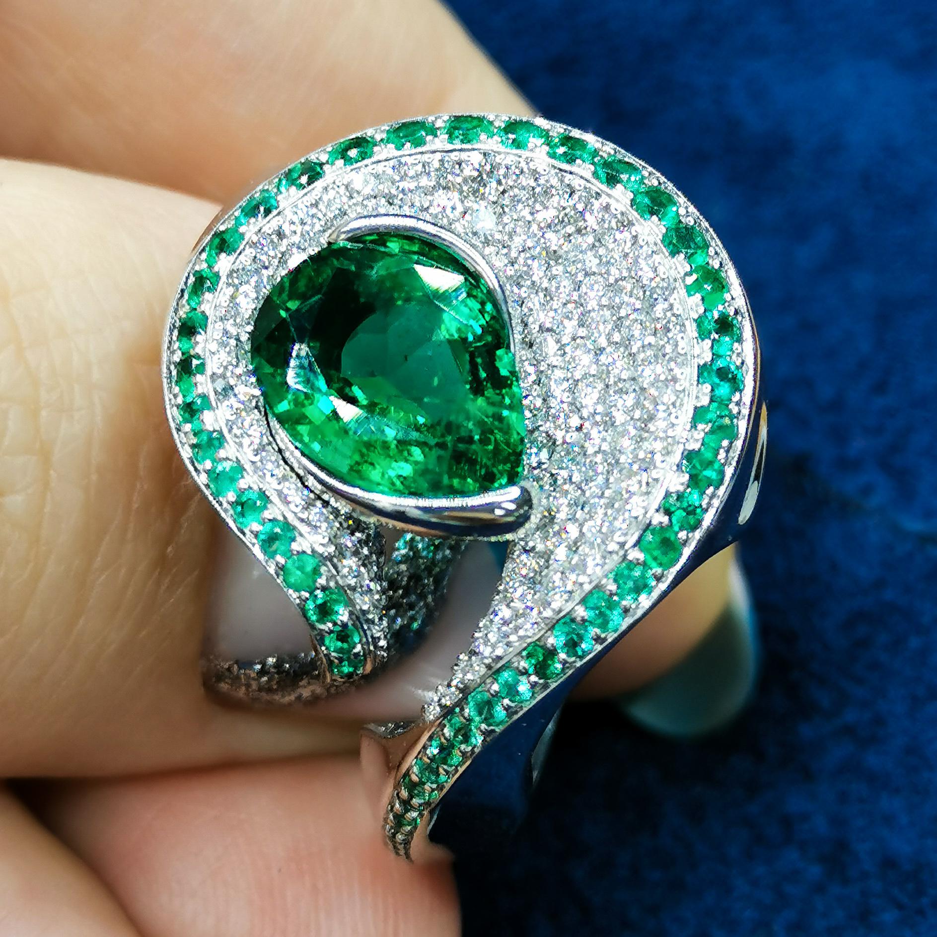 Emerald Pear Shape 2.03 Carat Diamonds Emeralds 18 Karat White Gold Ring For Sale 1