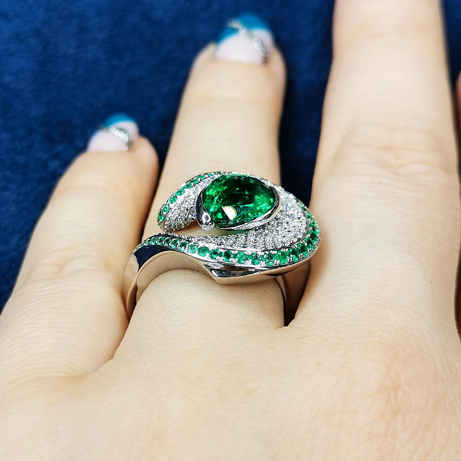 Emerald Pear Shape 2.03 Carat Diamonds Emeralds 18 Karat White Gold Ring For Sale 3