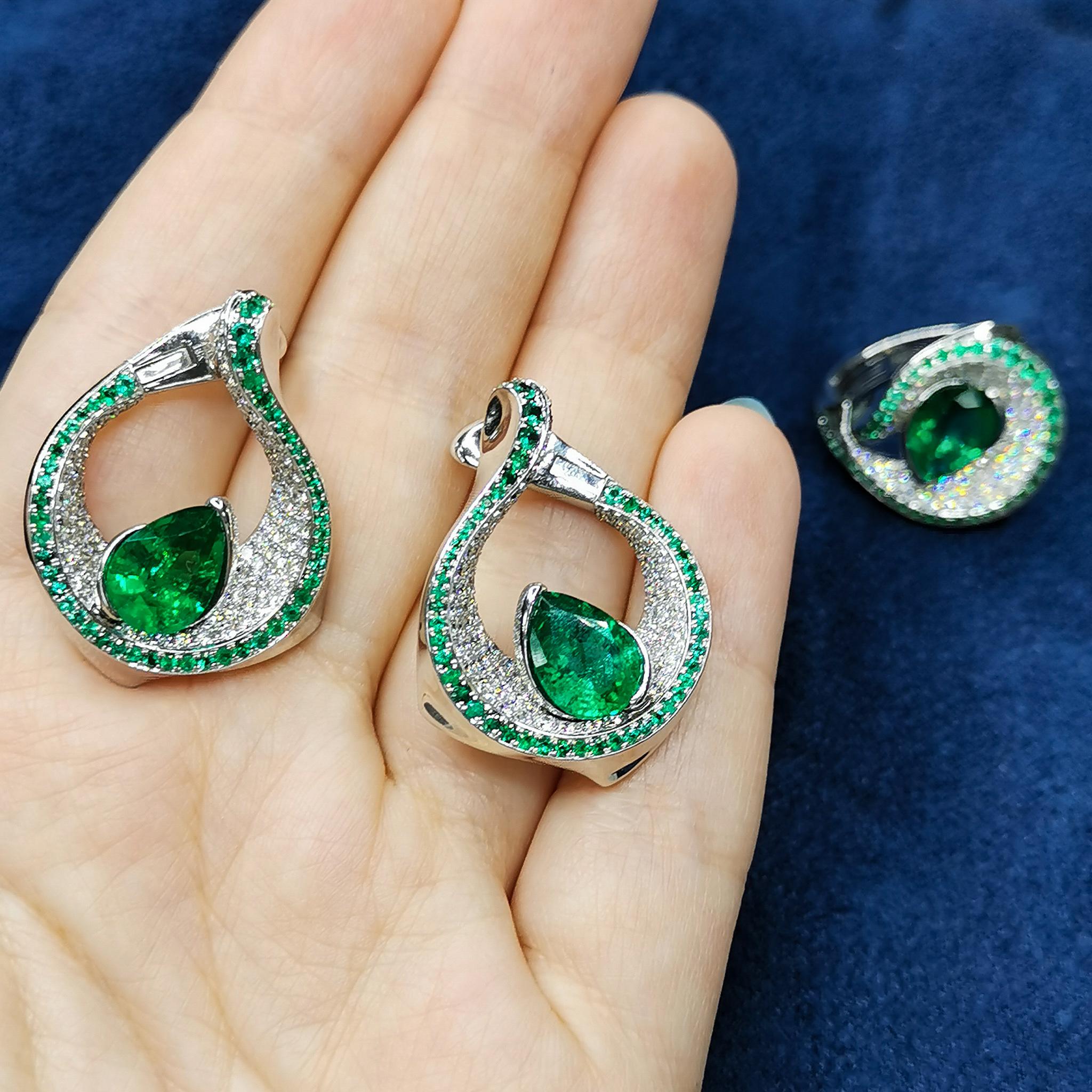 Emerald Pear Shape 6.25 Carat Diamonds Emeralds 18 Karat White Gold Suite For Sale 6