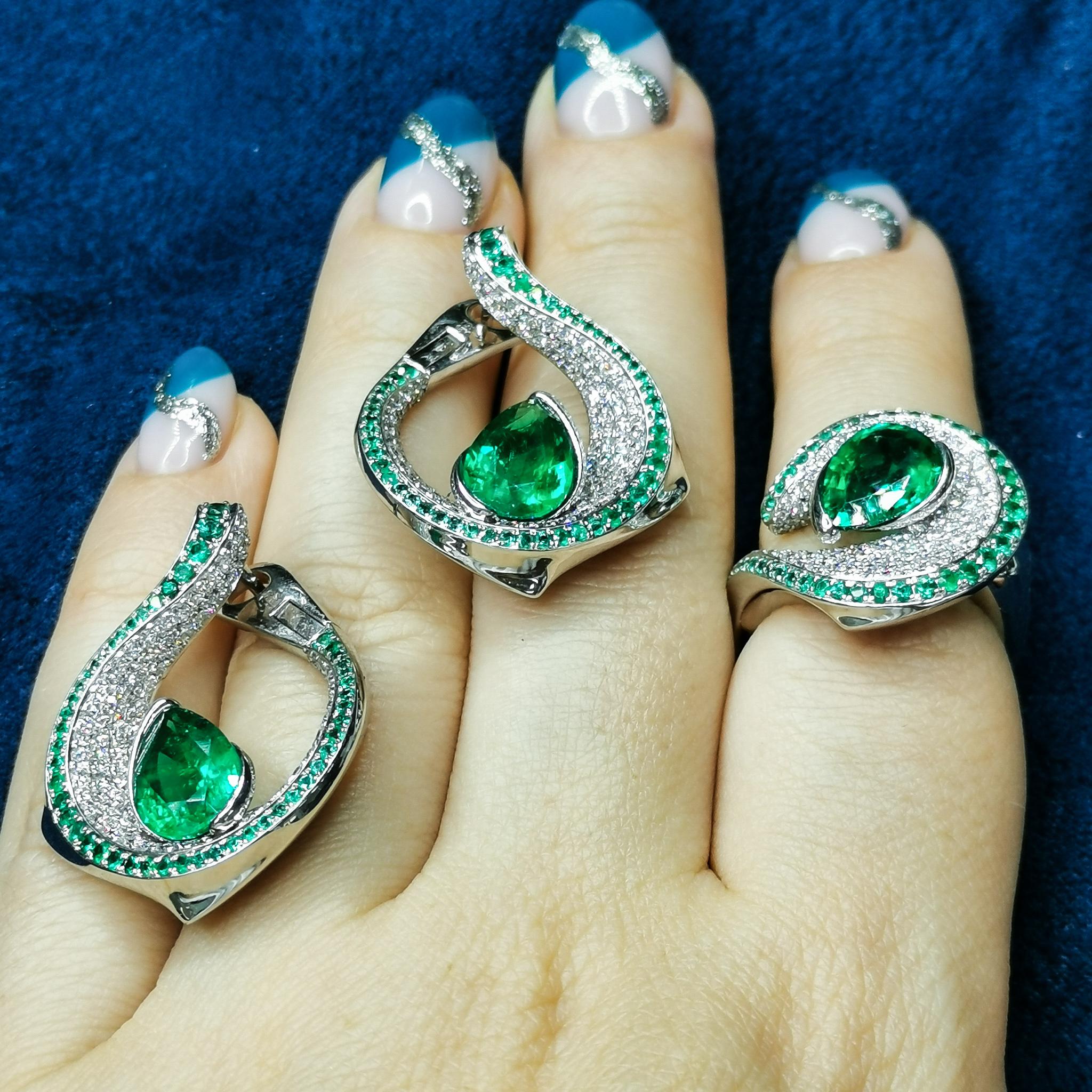 Contemporary Emerald Pear Shape 6.25 Carat Diamonds Emeralds 18 Karat White Gold Suite For Sale