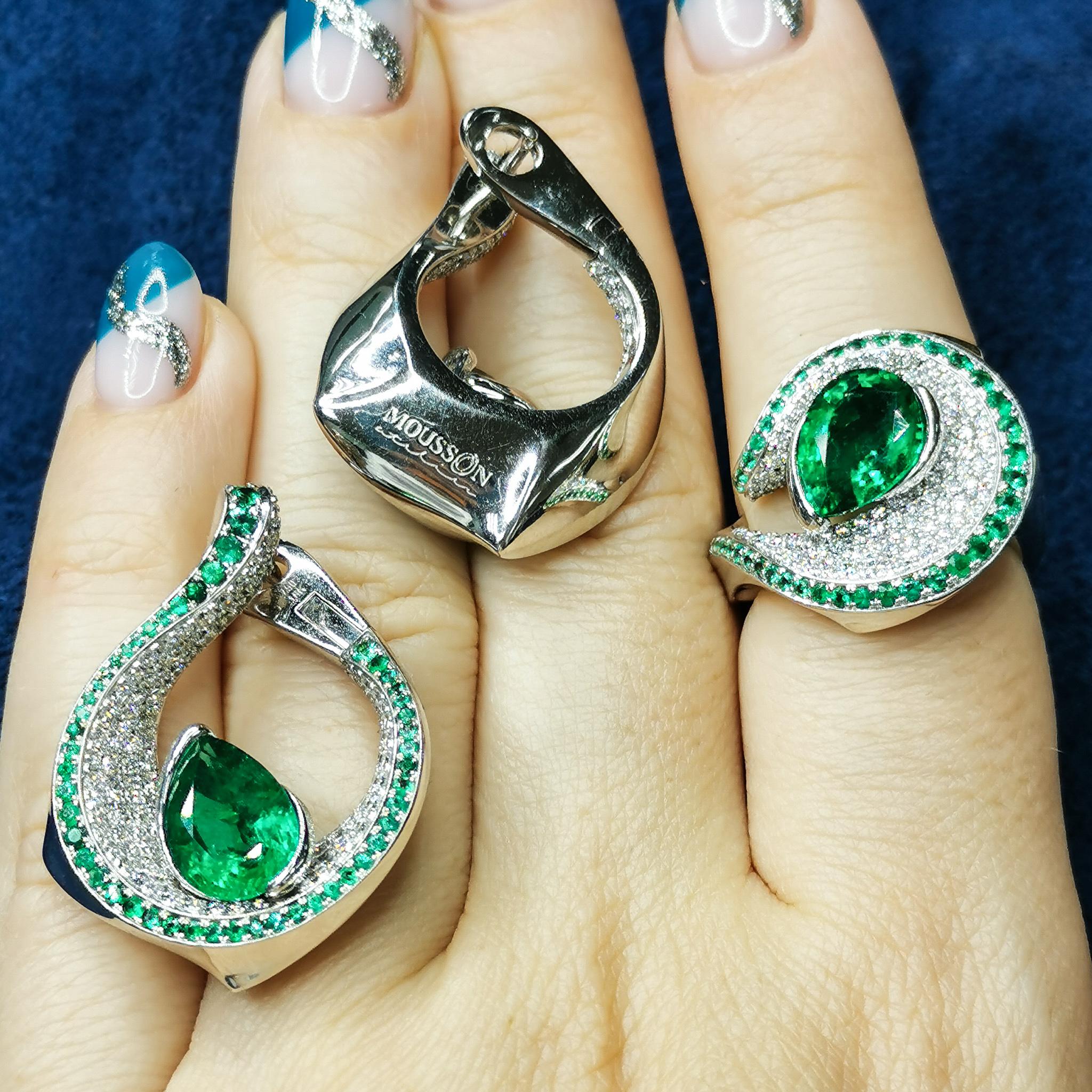 Emerald Pear Shape 6.25 Carat Diamonds Emeralds 18 Karat White Gold Suite In New Condition For Sale In Bangkok, TH