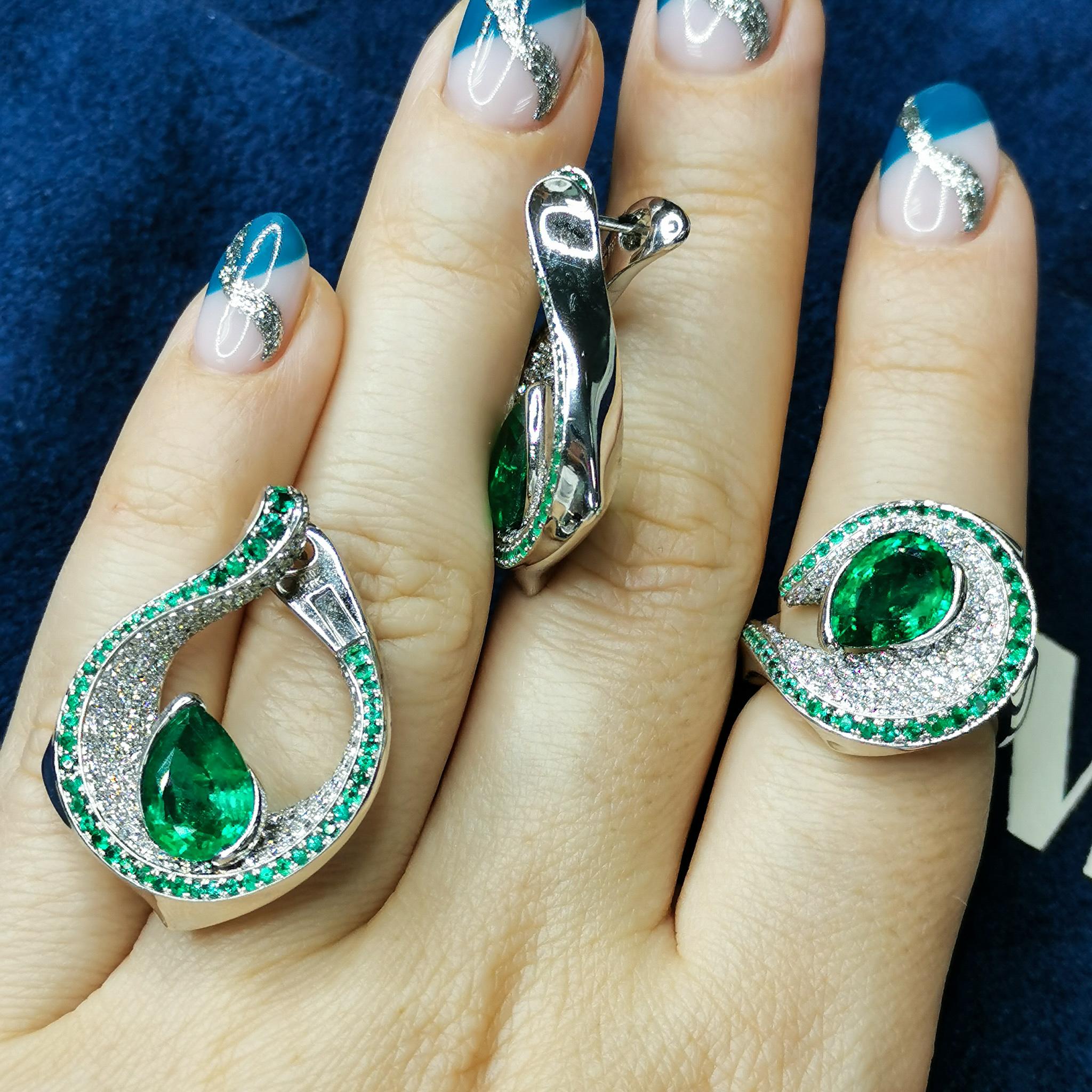 Women's Emerald Pear Shape 6.25 Carat Diamonds Emeralds 18 Karat White Gold Suite For Sale