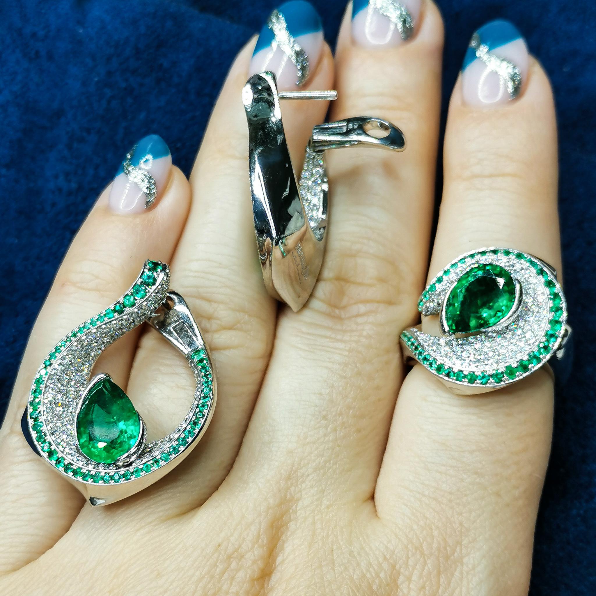 Emerald Pear Shape 6.25 Carat Diamonds Emeralds 18 Karat White Gold Suite For Sale 1