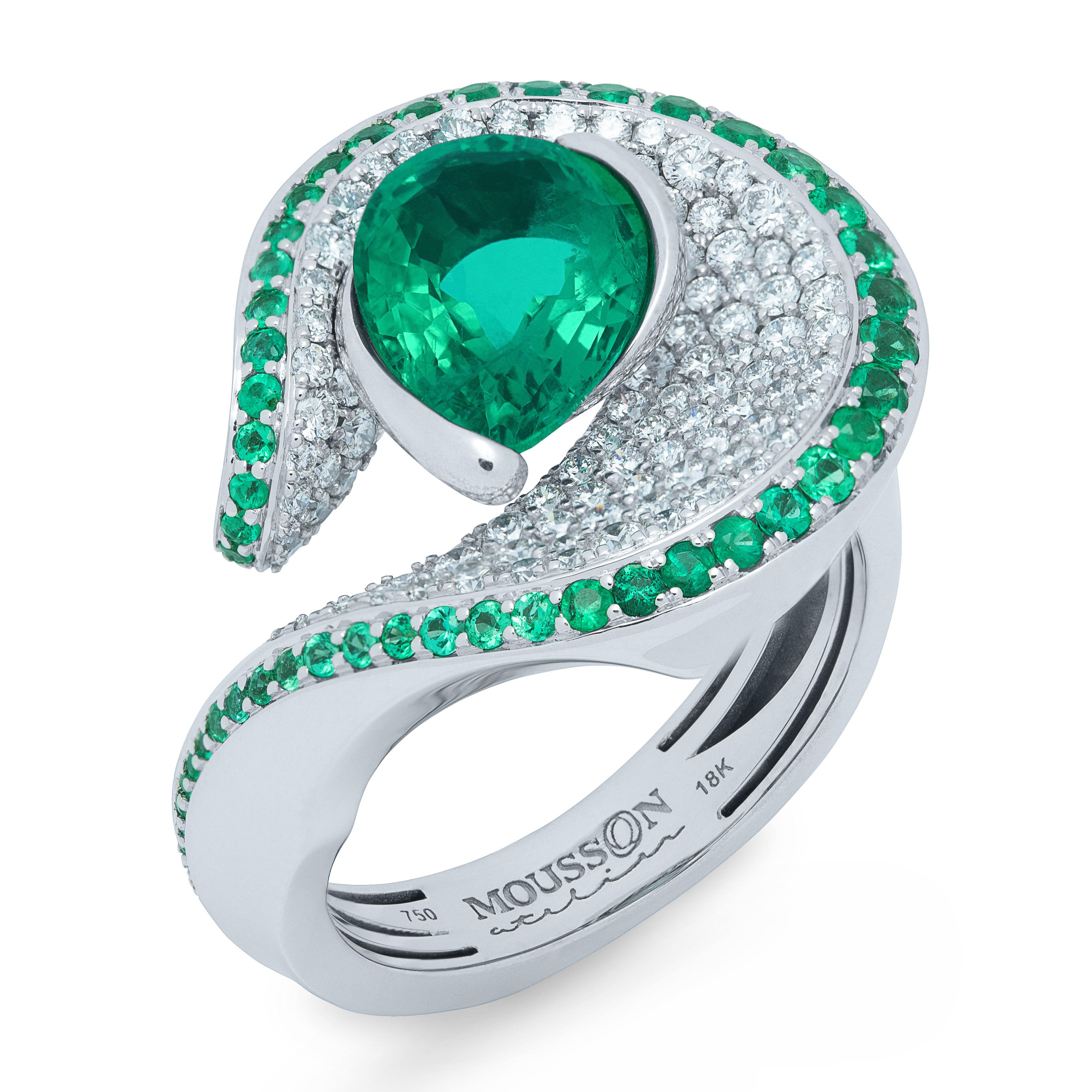 Emerald Pear Shape 6.25 Carat Diamonds Emeralds 18 Karat White Gold Suite For Sale 3