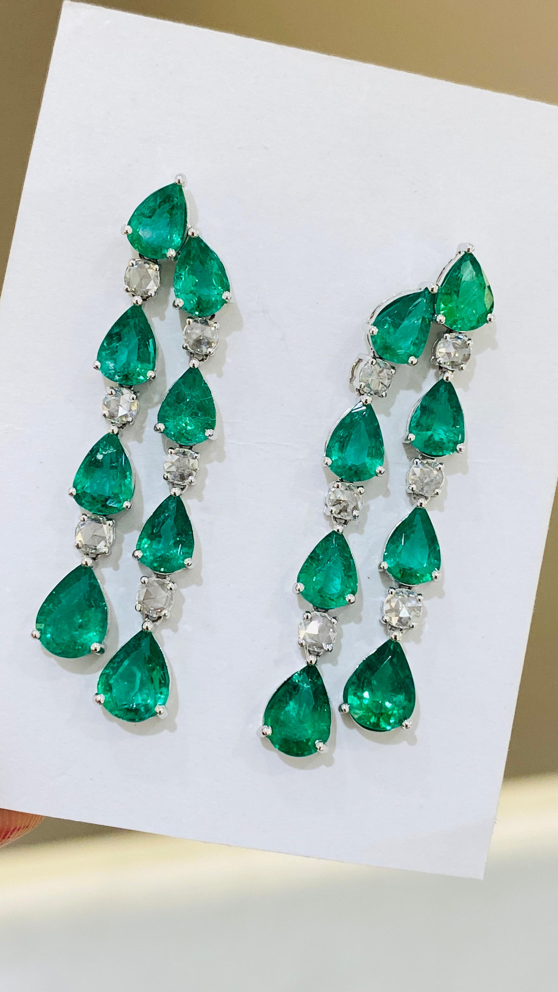 Emerald Pear Shape and Diamond Dangle Earring in 18k White Gold In New Condition For Sale In Coral Gables, FL