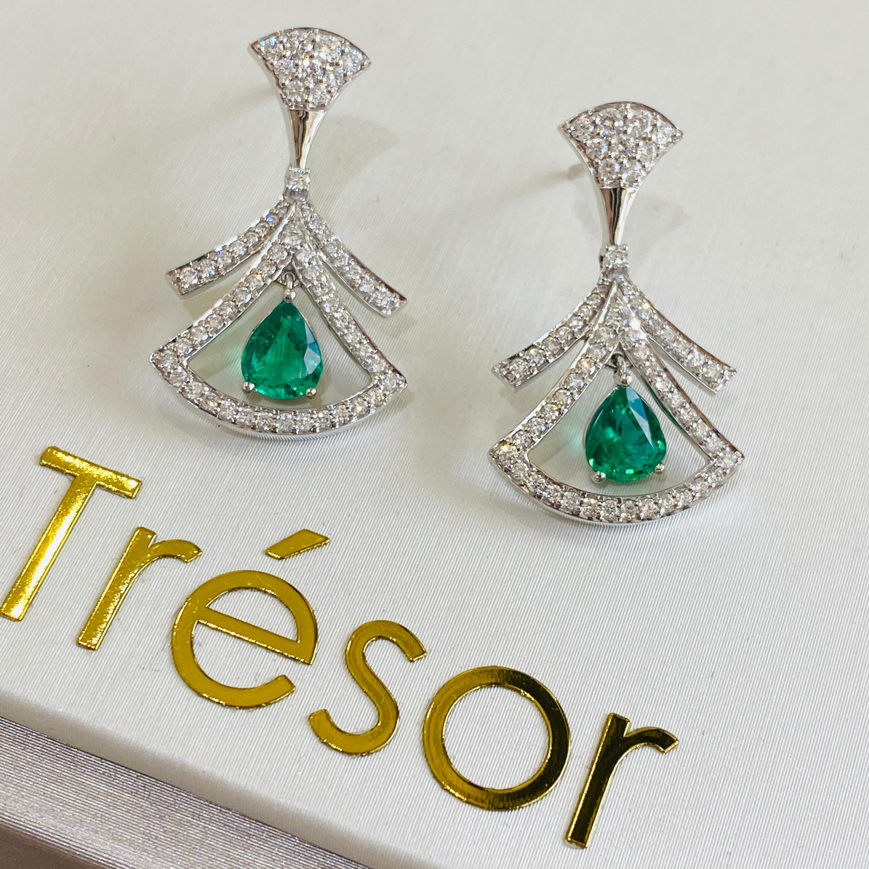 Contemporary Emerald Pear Shape and Diamond Round Earring in 18K White Gold For Sale