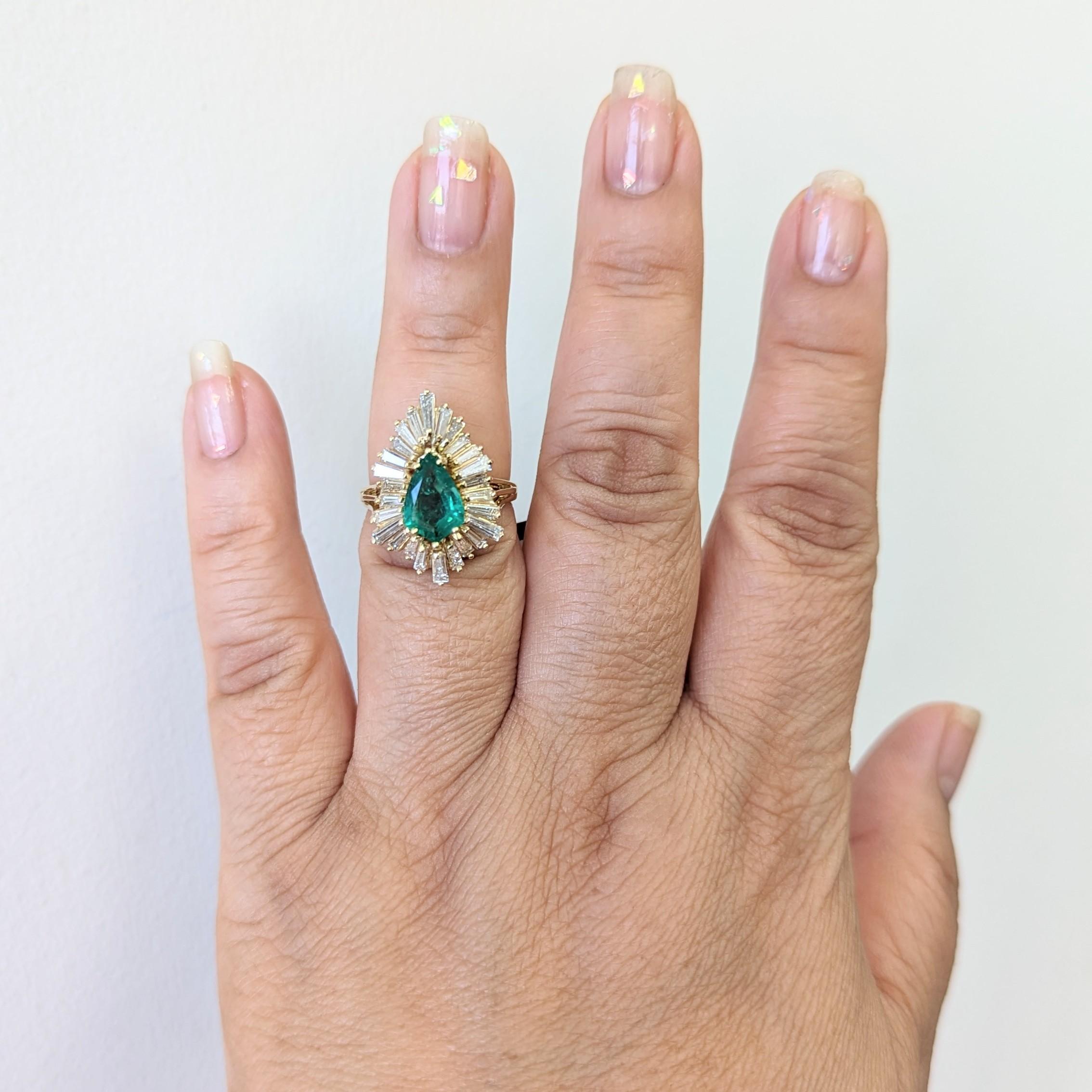 Wunderschöner 1,38-karätiger Smaragd in Birnenform mit weißen Diamantbaguetten von guter Qualität.  Handgefertigt in 18k Gelbgold.  Ring Größe 5.