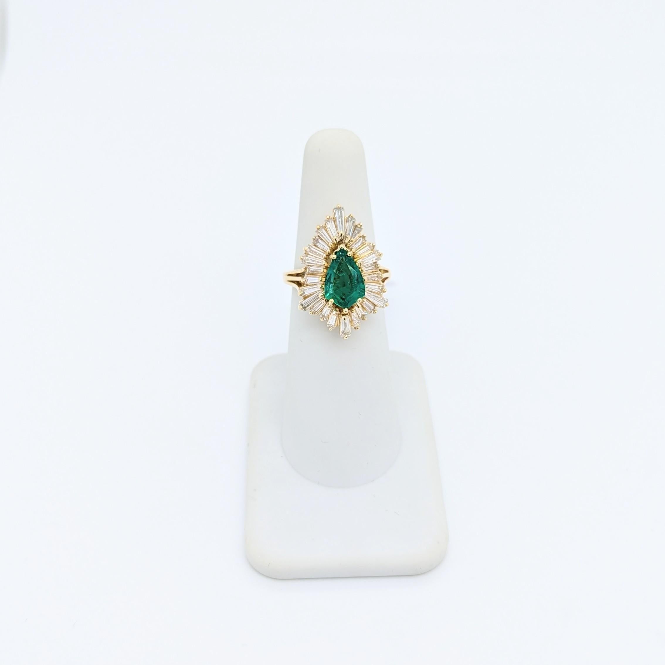 Emerald Pear Shape and White Diamond Cocktail Ring in 18K Yellow Gold In New Condition For Sale In Los Angeles, CA