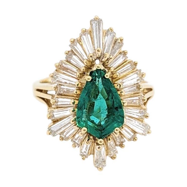Bague cocktail en or jaune 18 carats avec diamants blancs et émeraude en forme de poire