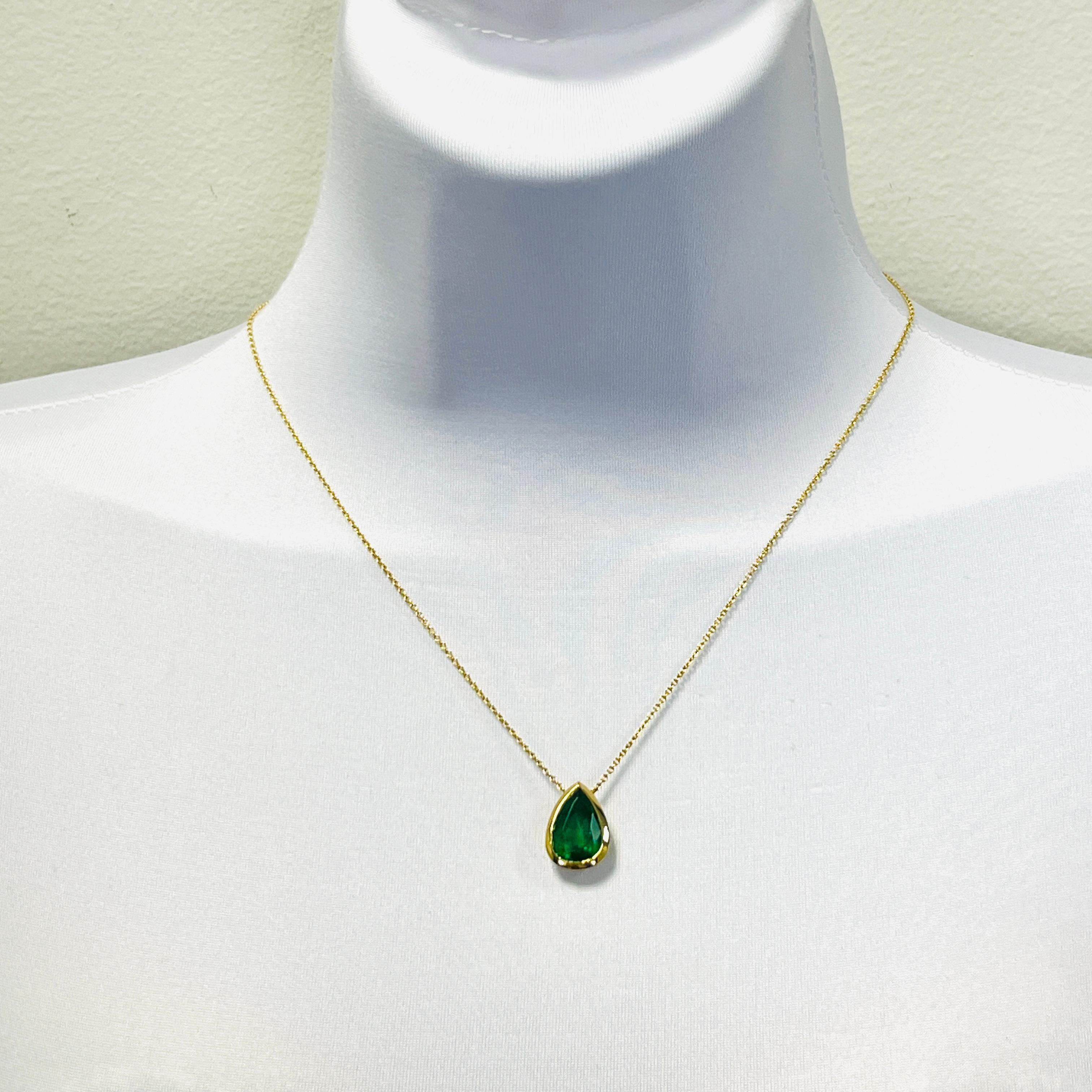 Magnifique émeraude en forme de poire de 4,94 ct.  Fabriqué à la main en or jaune 18k.  La longueur est de 18