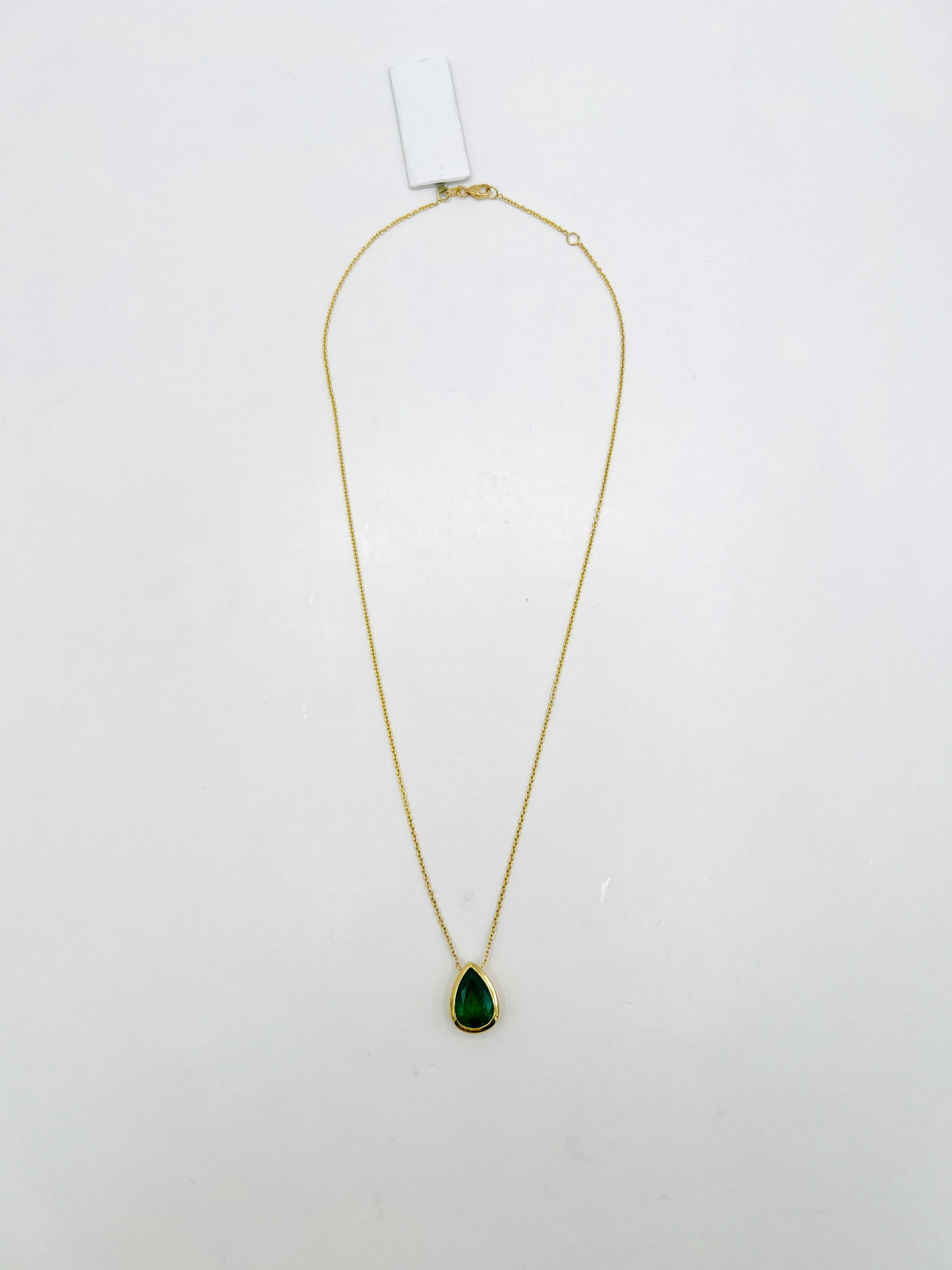 Collier en or jaune 18 carats avec chaton en forme de poire et émeraude Neuf - En vente à Los Angeles, CA