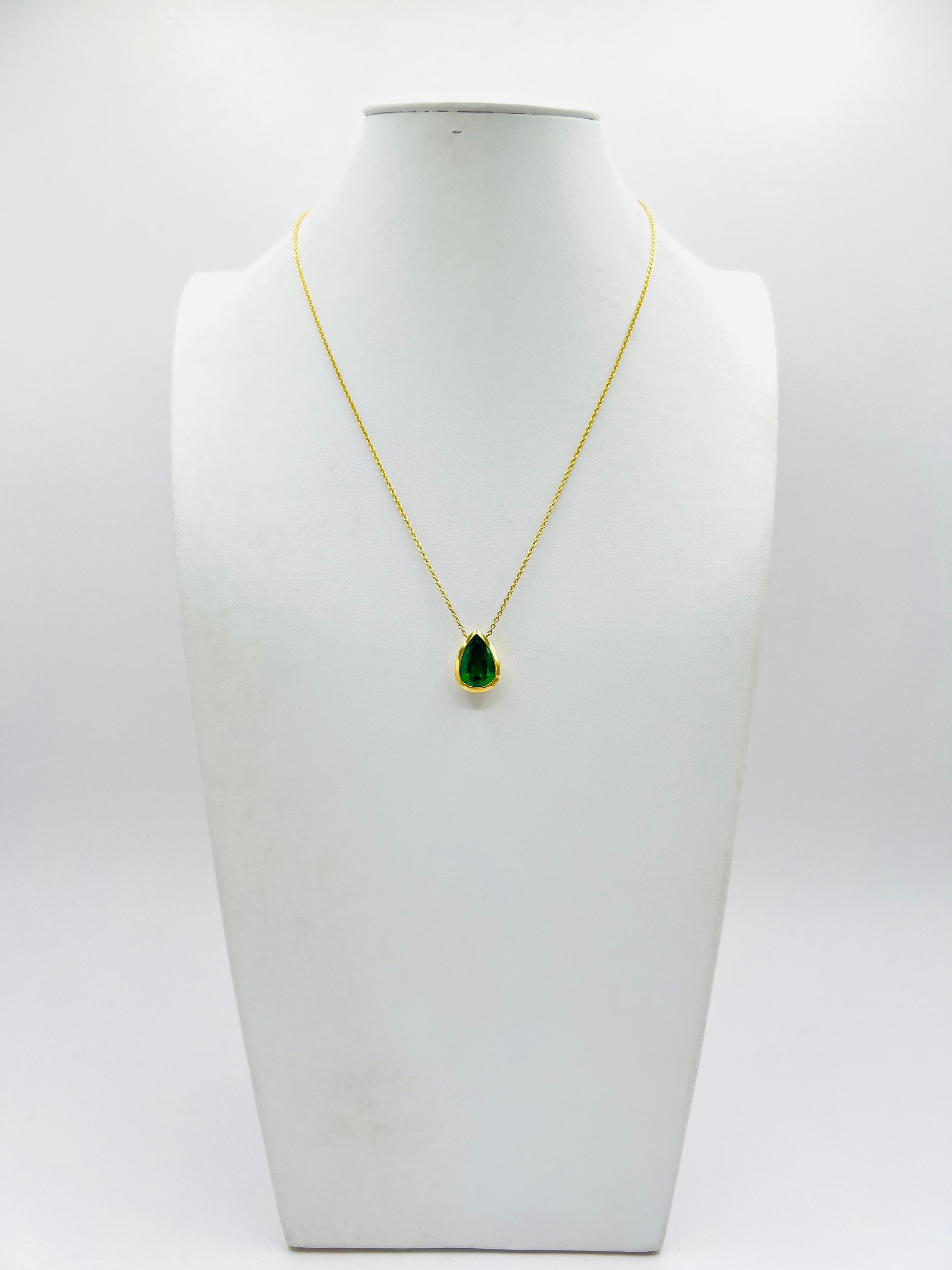 Collier en or jaune 18 carats avec chaton en forme de poire et émeraude Unisexe en vente
