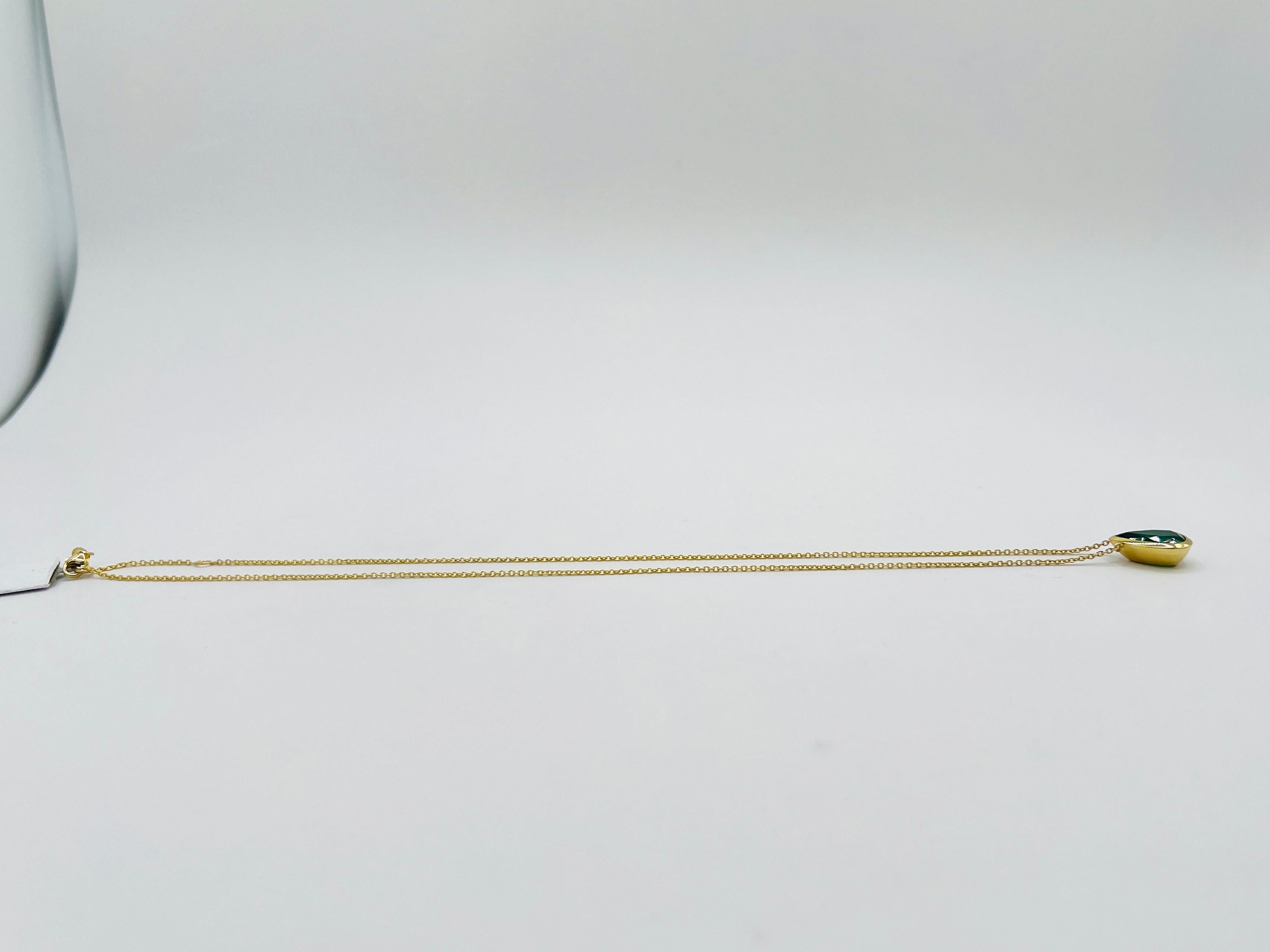 Collier en or jaune 18 carats avec chaton en forme de poire et émeraude en vente 2