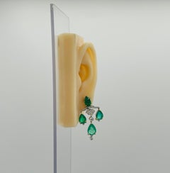 Orecchini pendenti con smeraldi a forma di pera e diamanti bianchi rotondi in oro bianco 18 carati