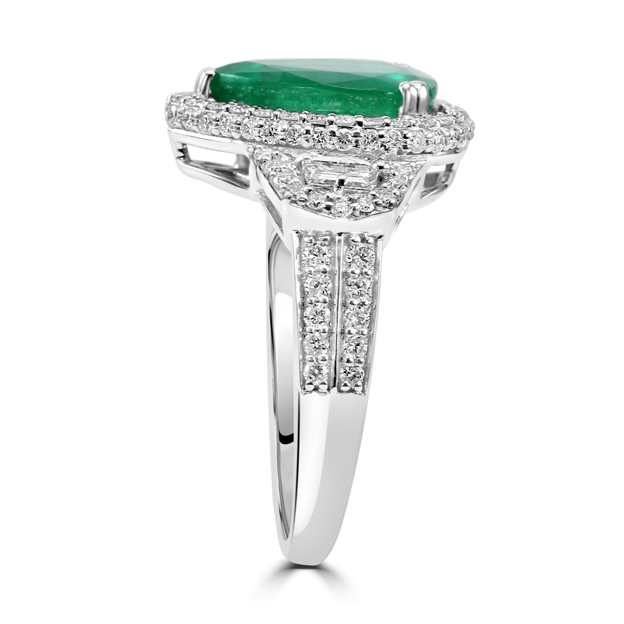 Taille poire Emerald Pear White Diamond Round 18K Gold Bridal Fashion Three Stone Halo Ring (bague à halo à trois pierres) en vente