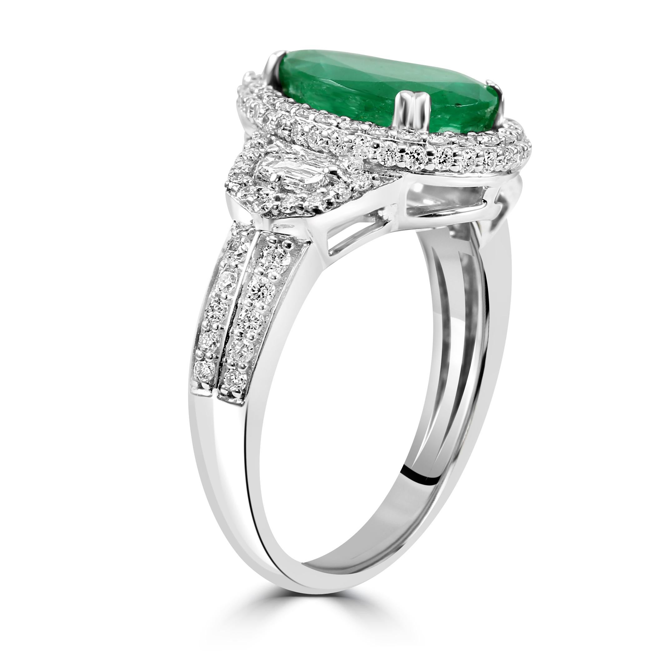 Emerald Pear White Diamond Round 18K Gold Bridal Fashion Three Stone Halo Ring (bague à halo à trois pierres) Neuf - En vente à Sayreville, NJ
