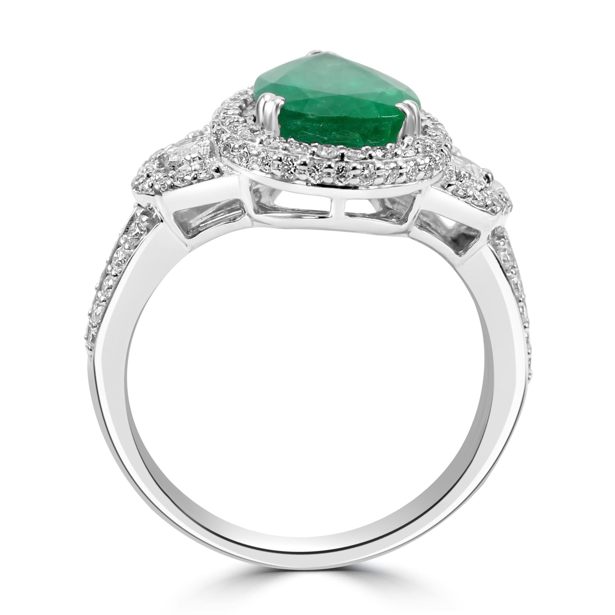 Emerald Pear White Diamond Round 18K Gold Bridal Fashion Three Stone Halo Ring (bague à halo à trois pierres) Unisexe en vente