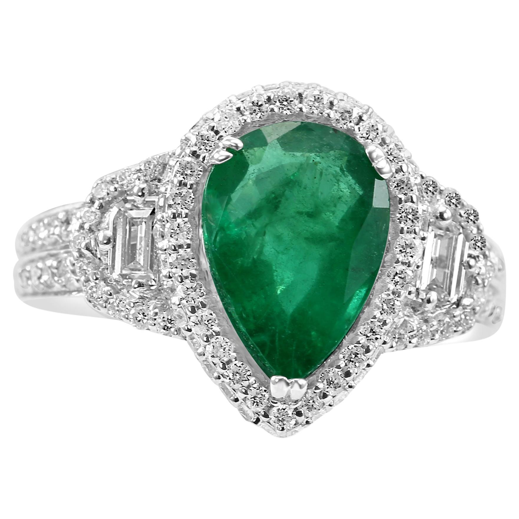Brautmodenring mit drei Steinen, Smaragd, birnenförmiger weißer Diamant, runder Diamant, 18 Karat Gold im Angebot