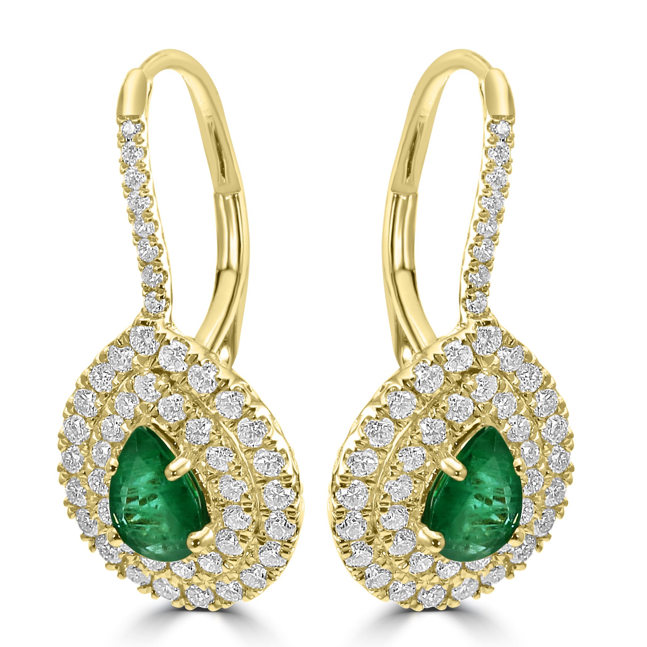 Prova un'eleganza senza pari con i nostri orecchini pendenti in oro giallo 14K, caratterizzati da due squisiti smeraldi a forma di pera per un totale di 0,94 carati. Ogni smeraldo è circondato da una doppia aureola mozzafiato di diamanti bianchi