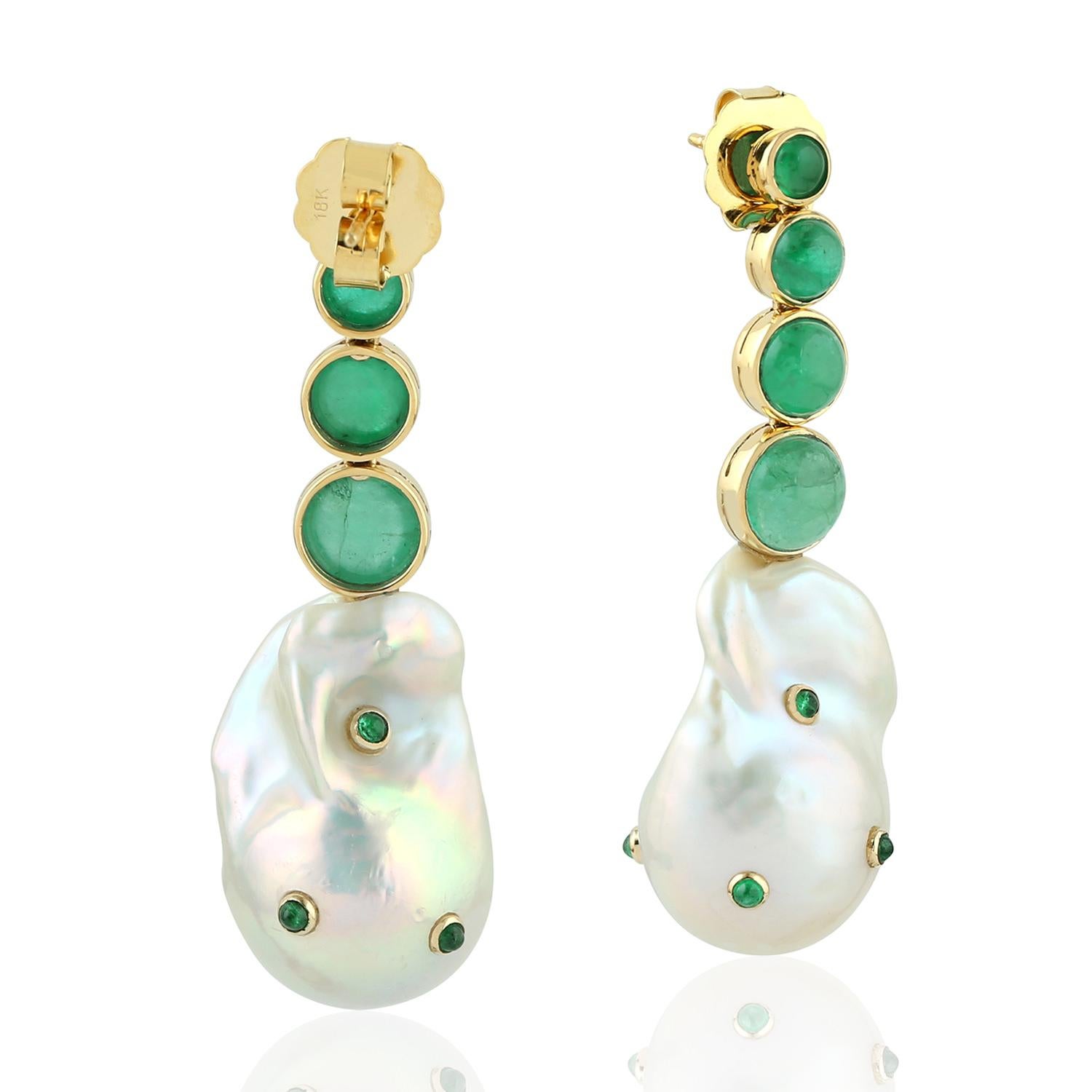 Smaragdperlen-Ohrringe aus 18 Karat Gold (Moderne) im Angebot