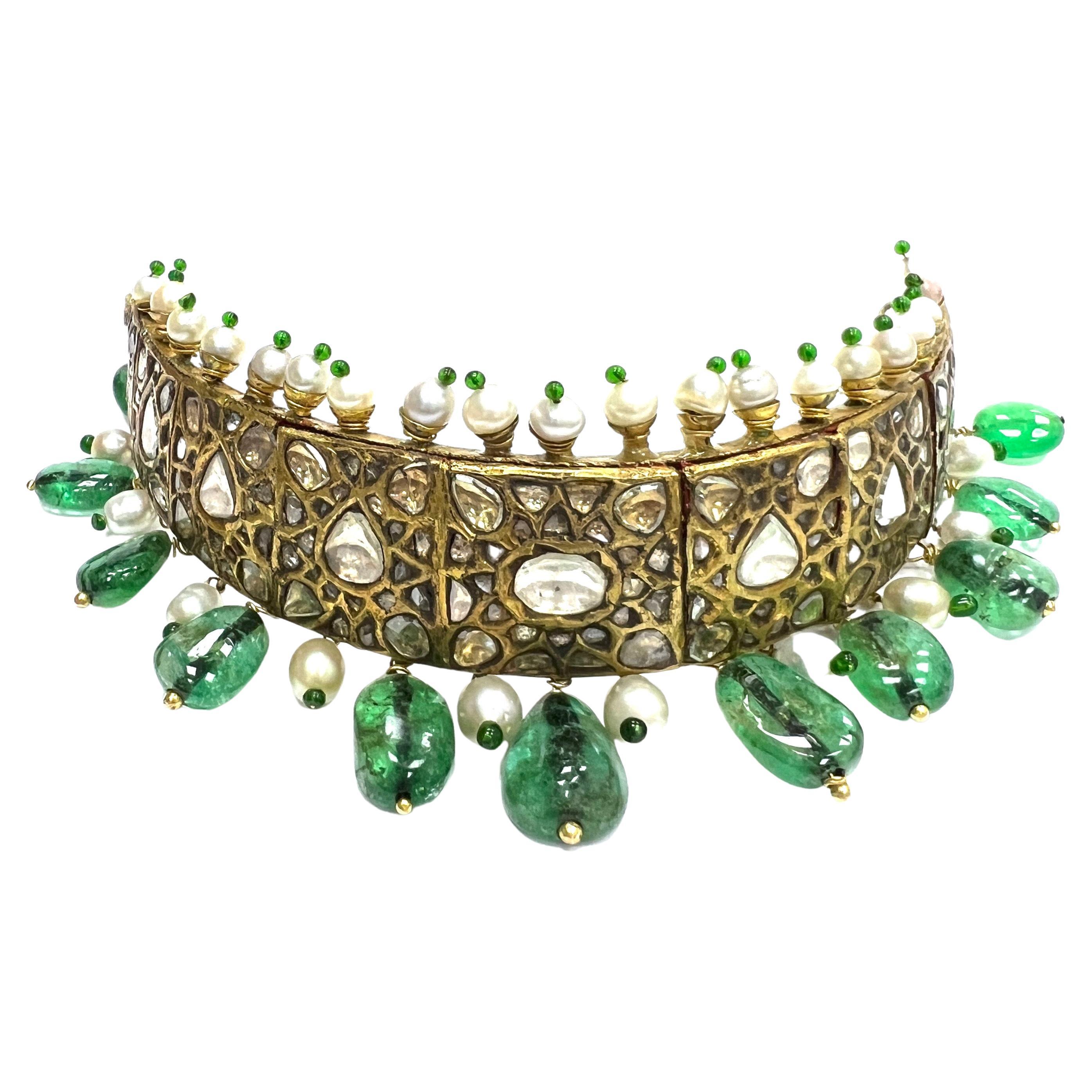 Smaragd Perle 18k Gelbgold Indische Kopfbedeckung

Sockel aus 18 Karat Gelbgold, mit 11 ungeschliffenen Smaragden in verschiedenen Größen von insgesamt ca. 60-62 Karat (die größte Perle misst 17 x 12 mm), Diamanten im Rosenschliff von insgesamt ca.