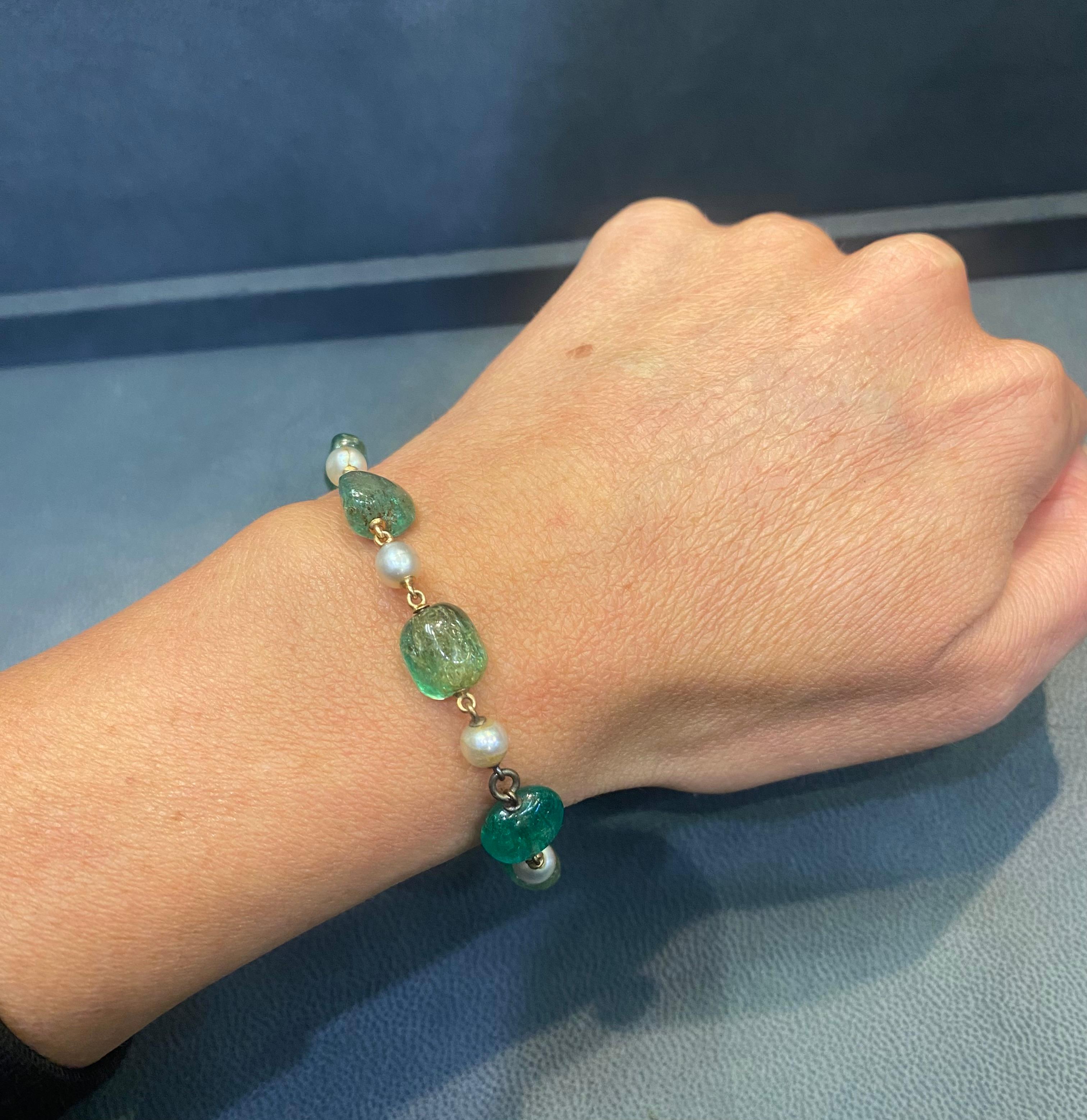 Smaragd & Perlenarmband

Ein Armband mit 7 Smaragden und 8 Perlen.

Smaragd Gewicht: ca. 35 Karat 

Abmessungen: 7