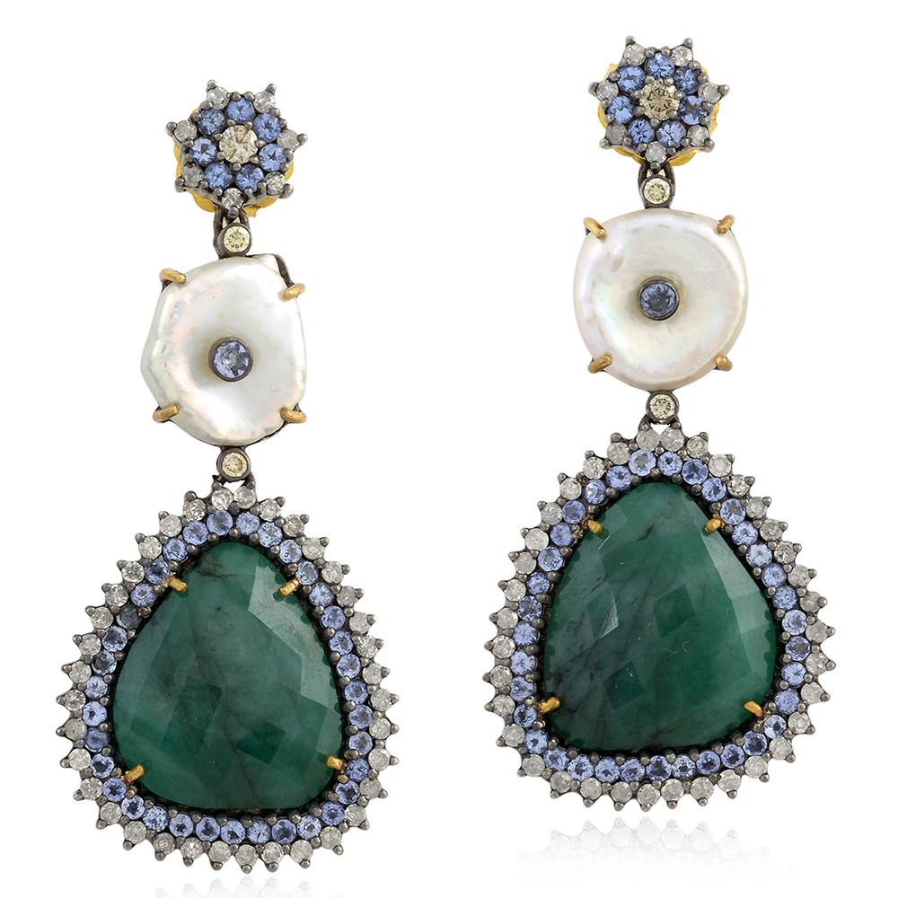 Ohrring aus 18 Karat Gelbgold mit Smaragd und Perle, akzentuiert durch Diamant und Tansanit (Moderne) im Angebot