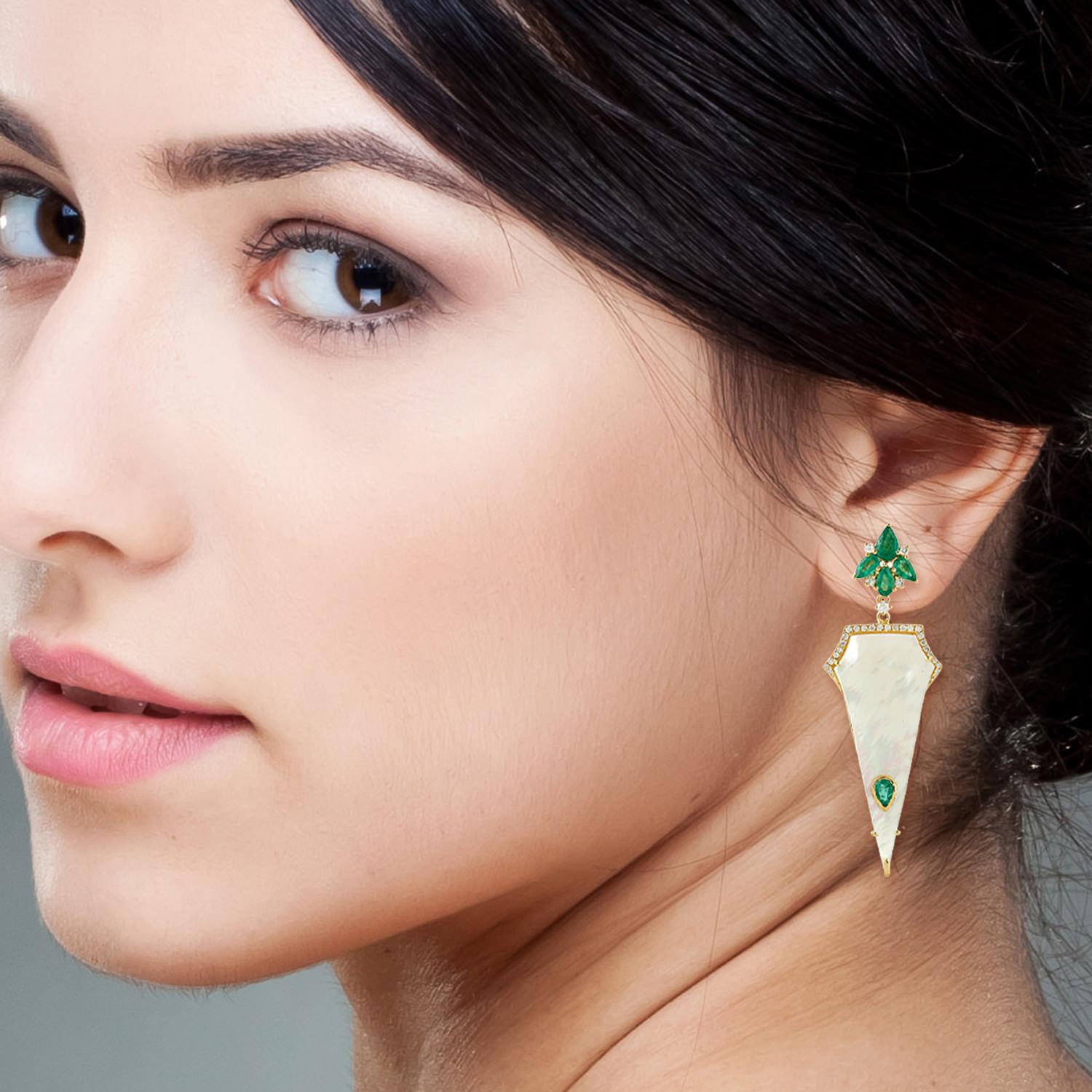 Looking for a pair of elegant and unique earrings that combine the timeless beauty of pearls with the sparkling allure of emeralds and diamonds? These rhombus-shaped pearl earrings with emerald and pave diamonds in 18k yellow gold are a perfect