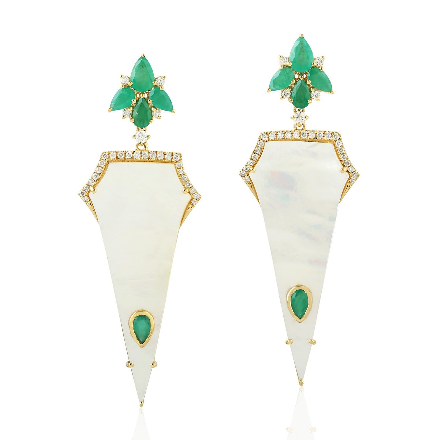 Rhombus Shaped Pearl Earring with Emerald & Pave Diamonds in 18k Yellow Gold In New Condition For Sale In New York, NY
