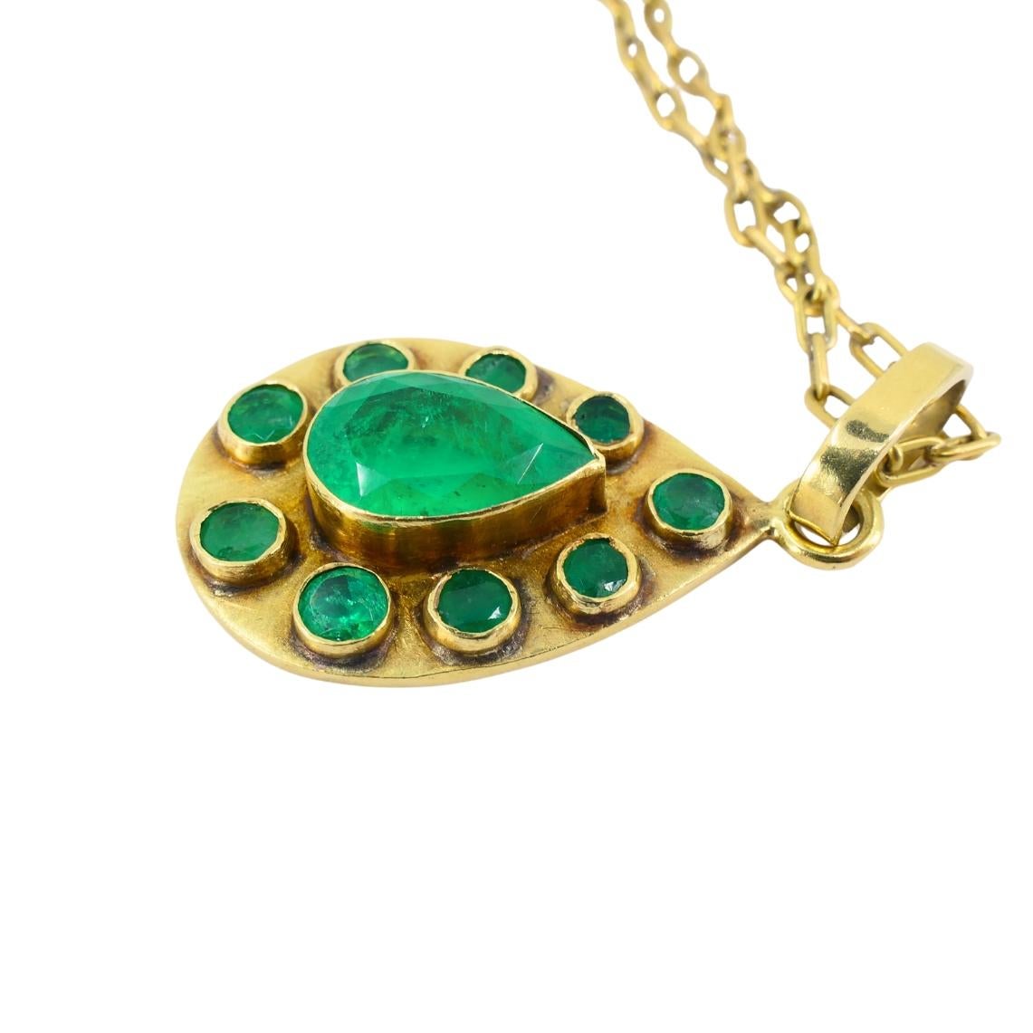 Pendentif émeraude Collier chaîne vintage en or 18k Pour femmes en vente