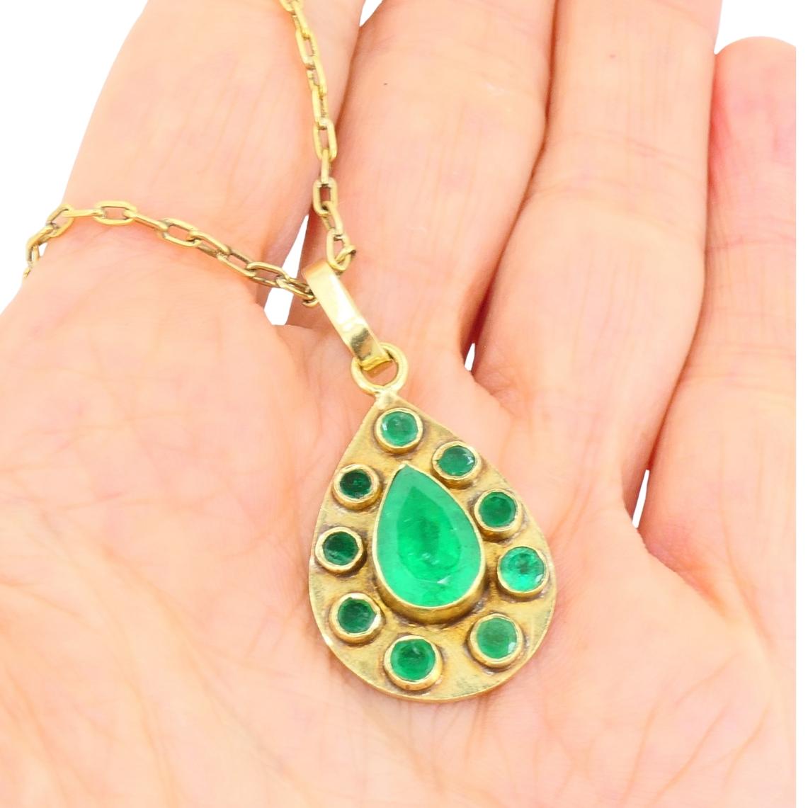 Pendentif émeraude Collier chaîne vintage en or 18k en vente 2