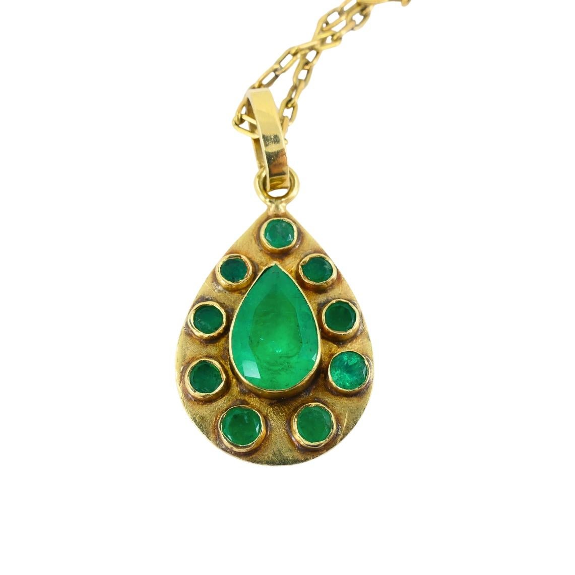 Pendentif émeraude Collier chaîne vintage en or 18k en vente 3