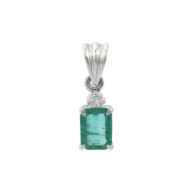 Pendentif émeraude en or blanc massif 18 carats avec diamants Pour femmes en vente