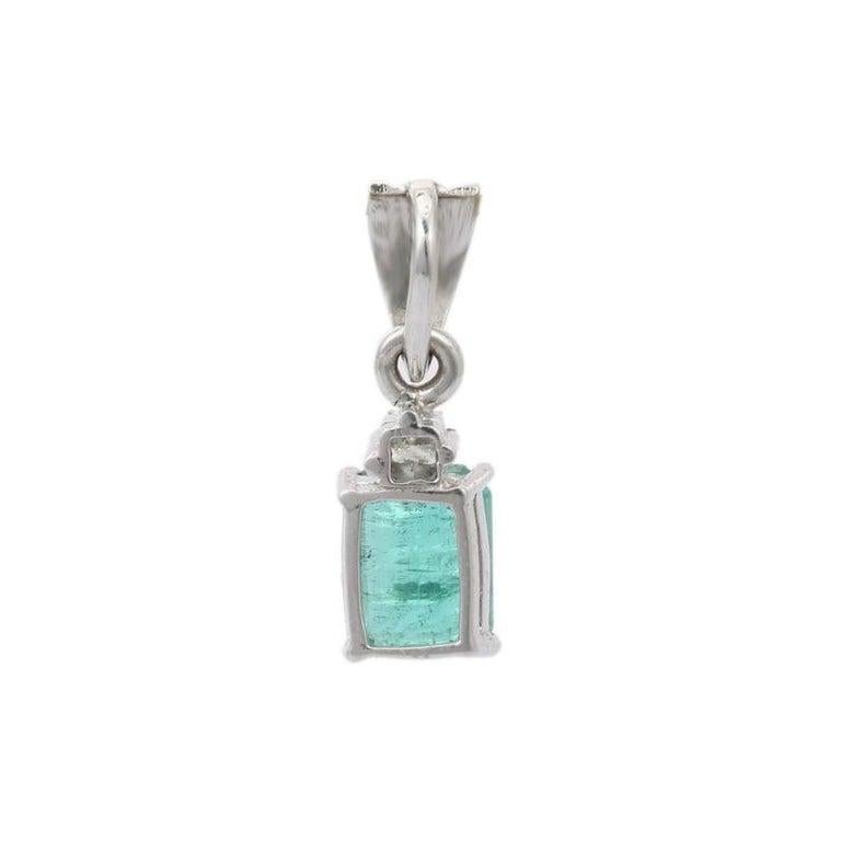 Pendentif émeraude en or blanc massif 18 carats avec diamants en vente 2