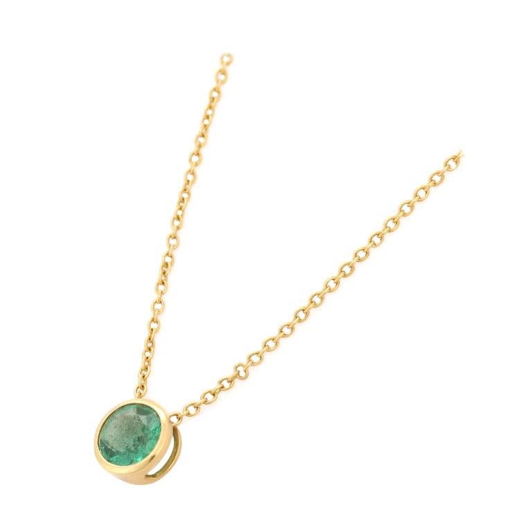 Moderne Pendentif émeraude en or jaune massif 18 carats avec chaîne en vente