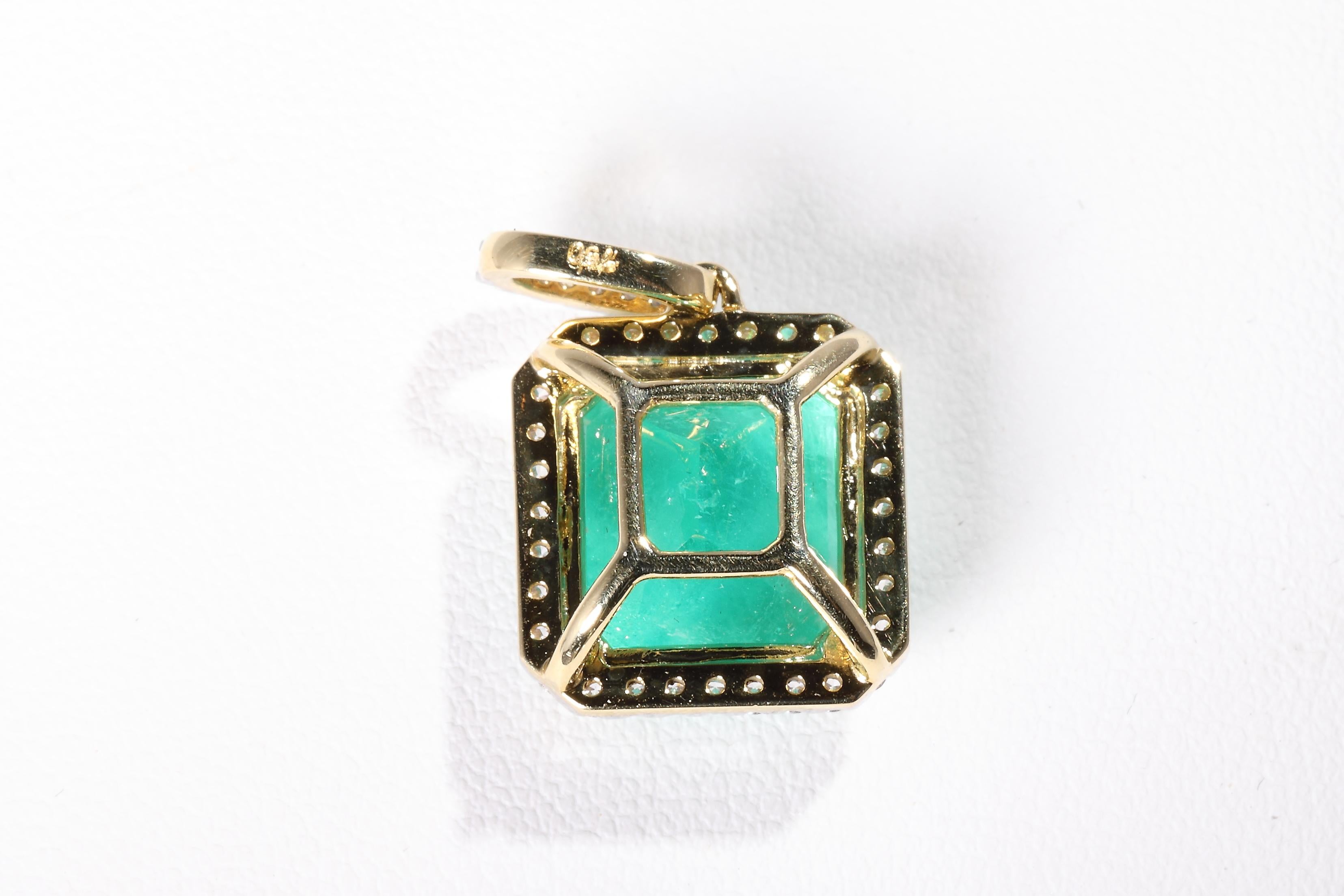 Emerald Pendant
18 k yellow gold
hallmarked with 