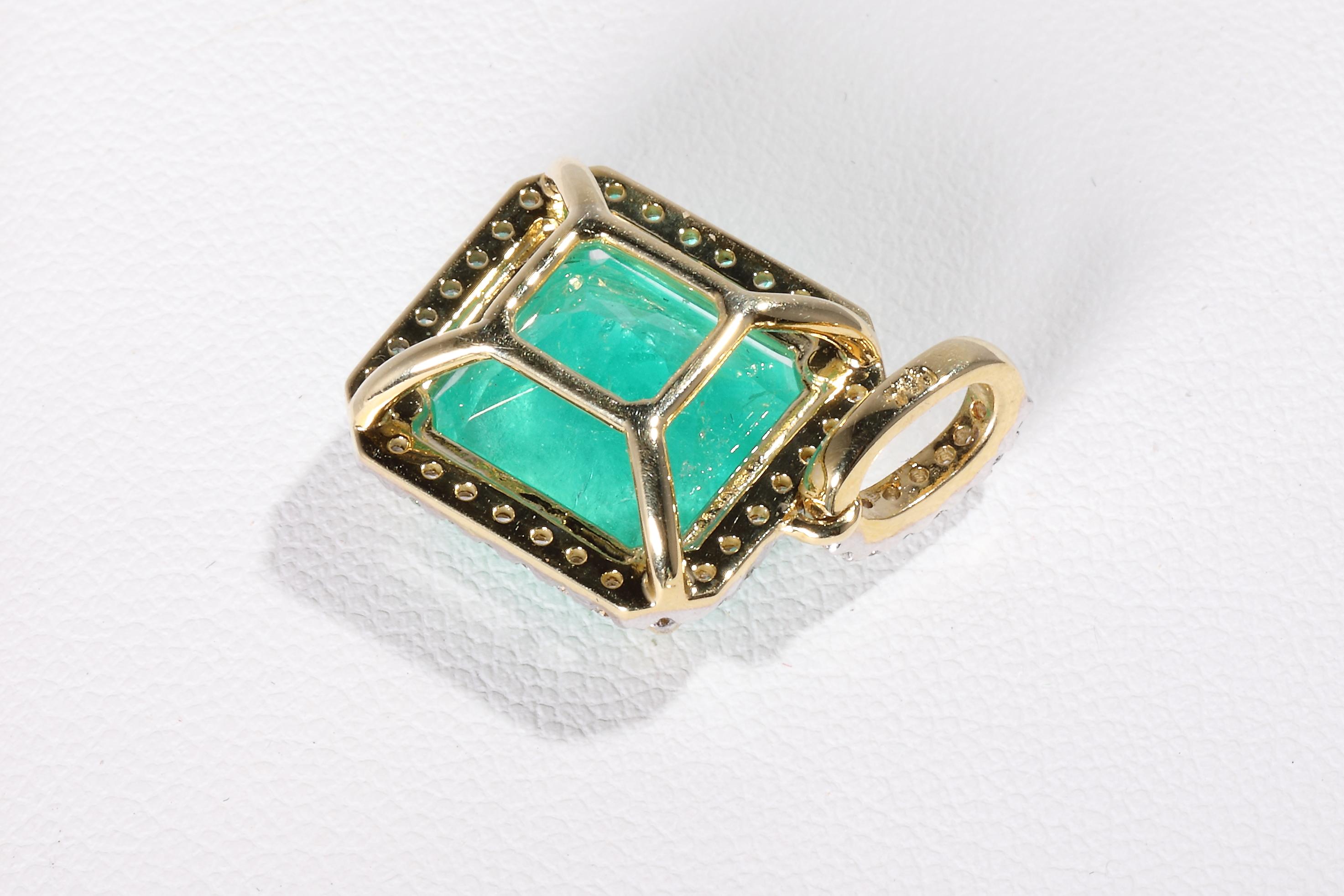 Princess Cut 6.25 Carat Colombien Emerald 0.42 Carat Diamond 18 Karat Yellow Gold Pendant