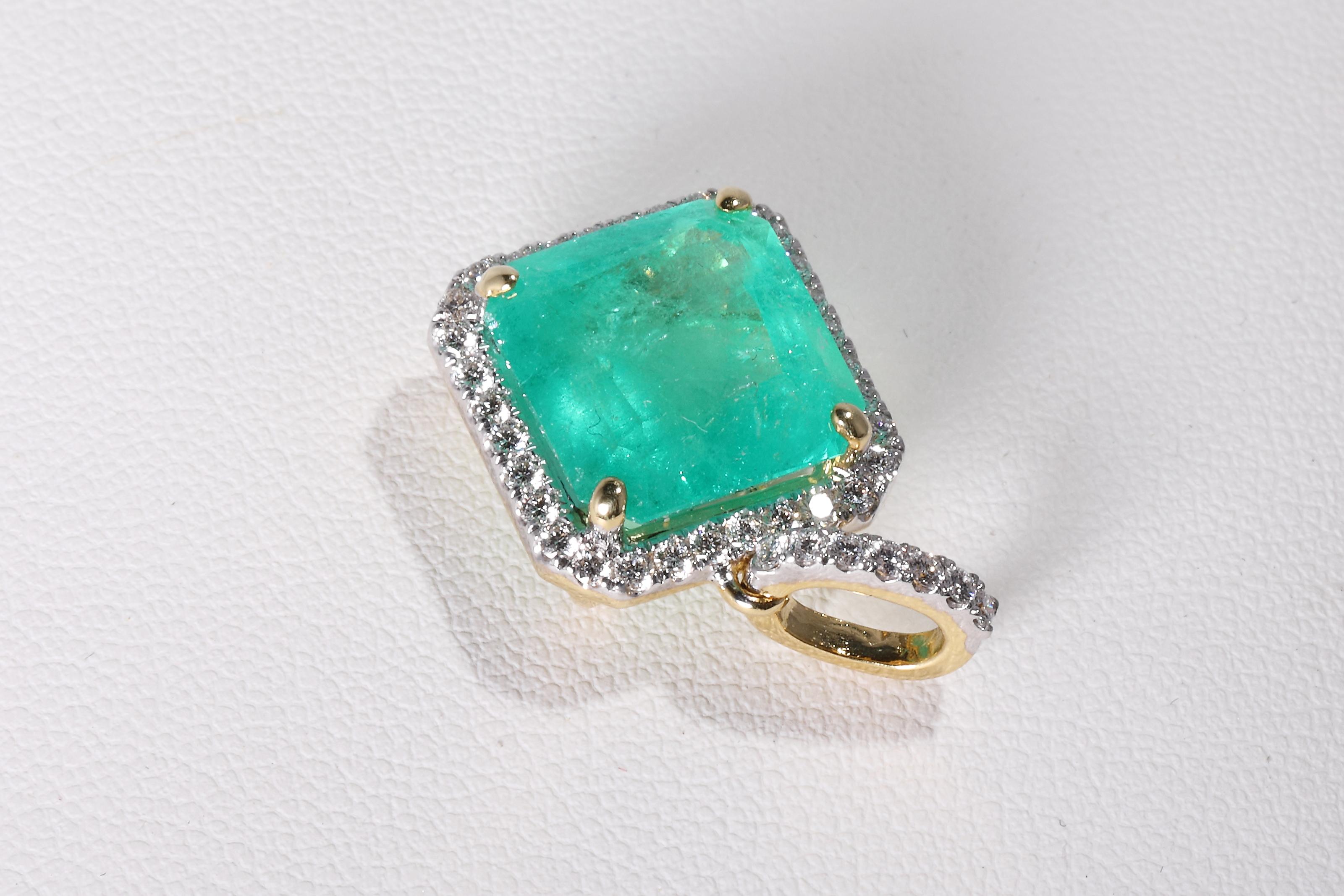 6.25 Carat Colombien Emerald 0.42 Carat Diamond 18 Karat Yellow Gold Pendant In New Condition For Sale In Bad Kissingen, DE