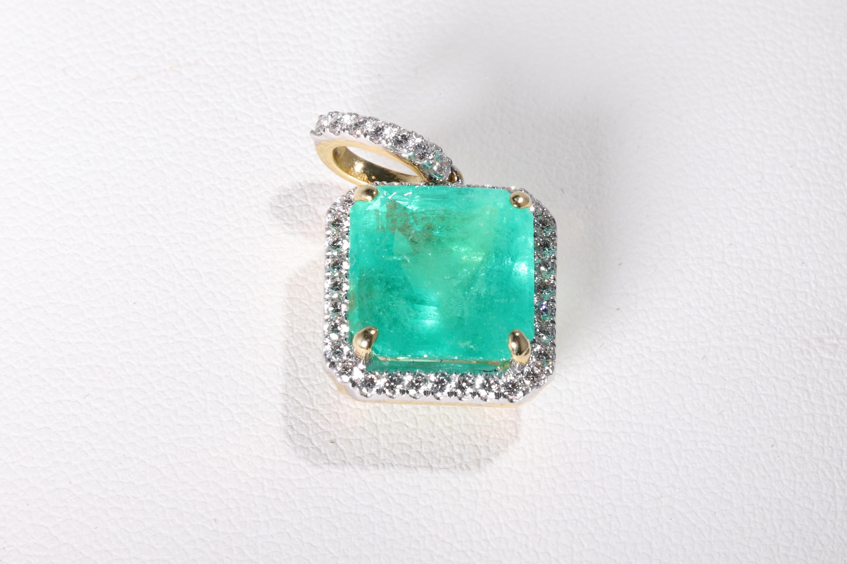 6.25 Carat Colombien Emerald 0.42 Carat Diamond 18 Karat Yellow Gold Pendant For Sale 1