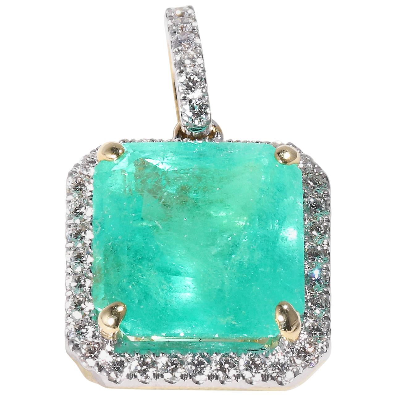 6.25 Carat Colombien Emerald 0.42 Carat Diamond 18 Karat Yellow Gold Pendant For Sale