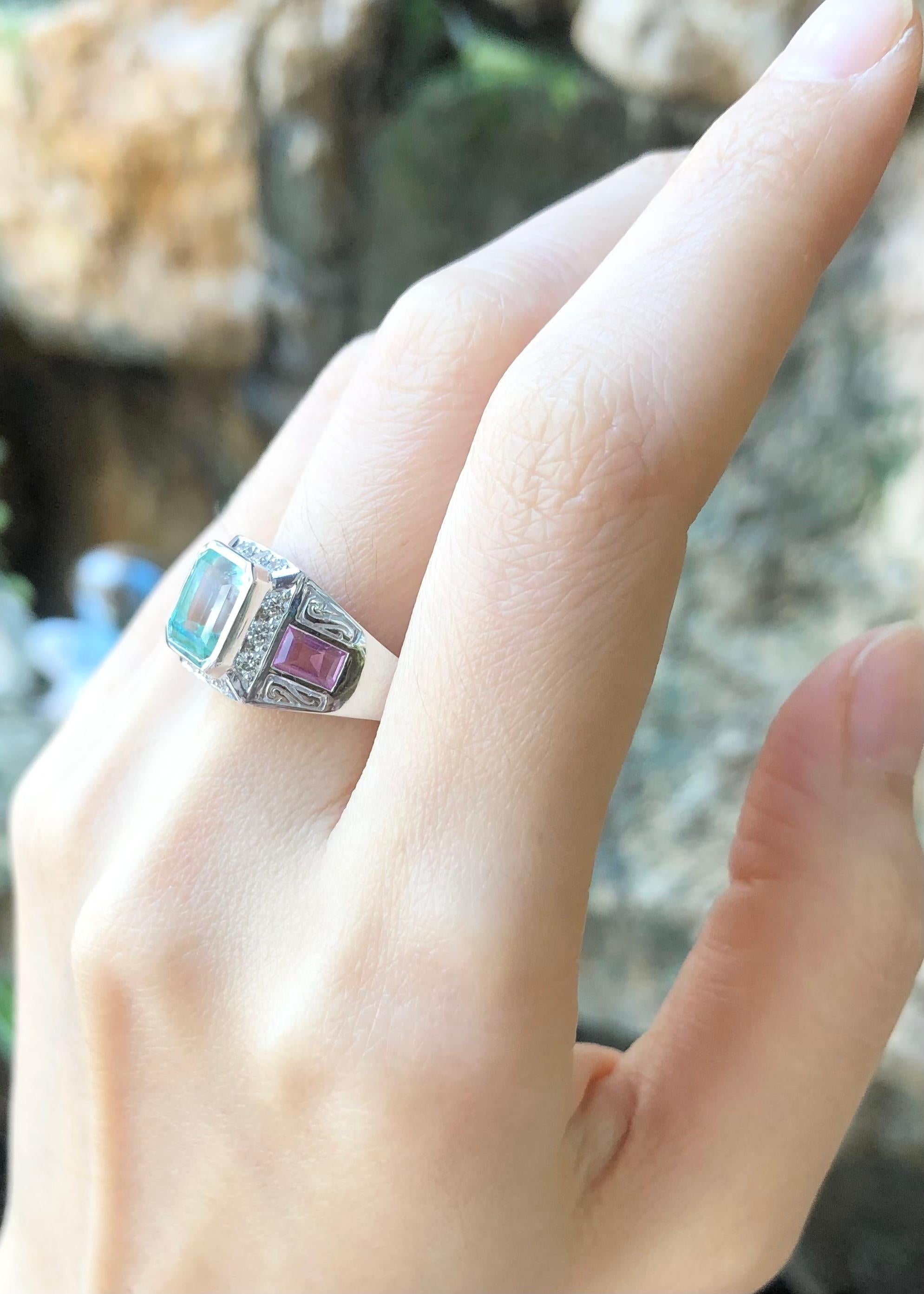 Emerald, Pink Sapphire and Diamond Ring Set in 18 Karat White Gold Settings In New Condition For Sale In Bangkok, TH