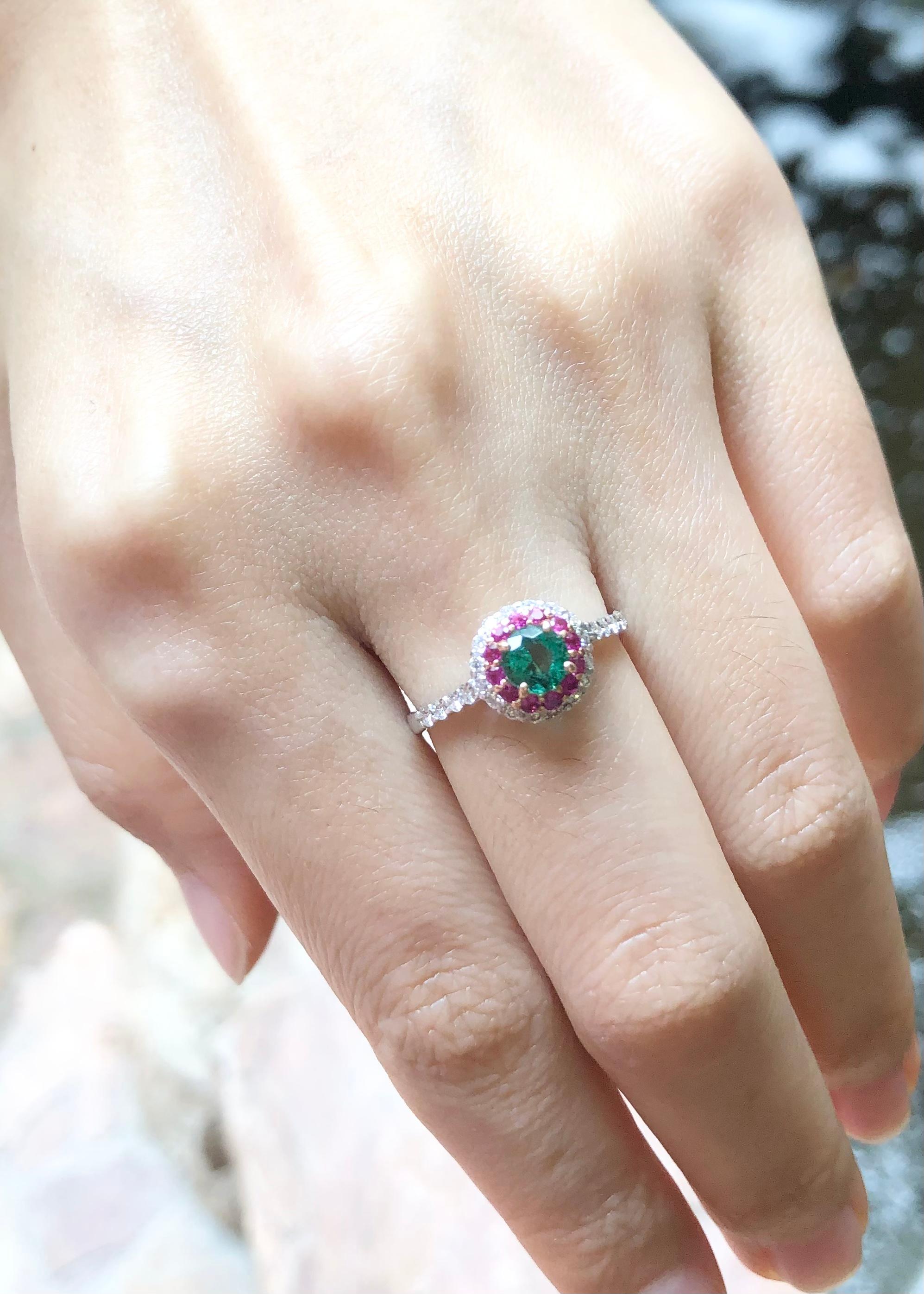 Emerald, Pink Sapphire and Diamond Ring Set in 18 Karat White Gold Settings In New Condition For Sale In Bangkok, TH