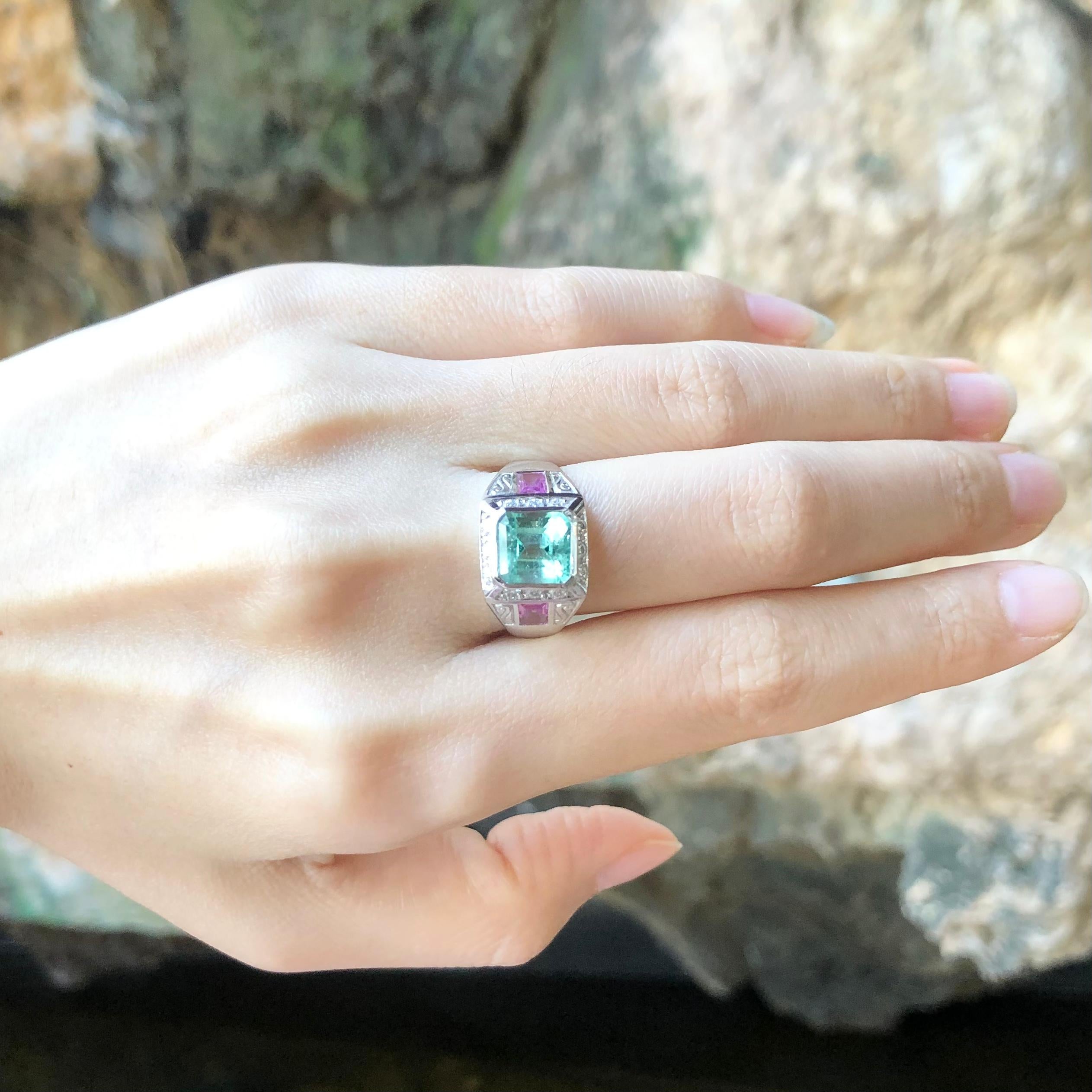 Emerald, Pink Sapphire and Diamond Ring Set in 18 Karat White Gold Settings For Sale 1