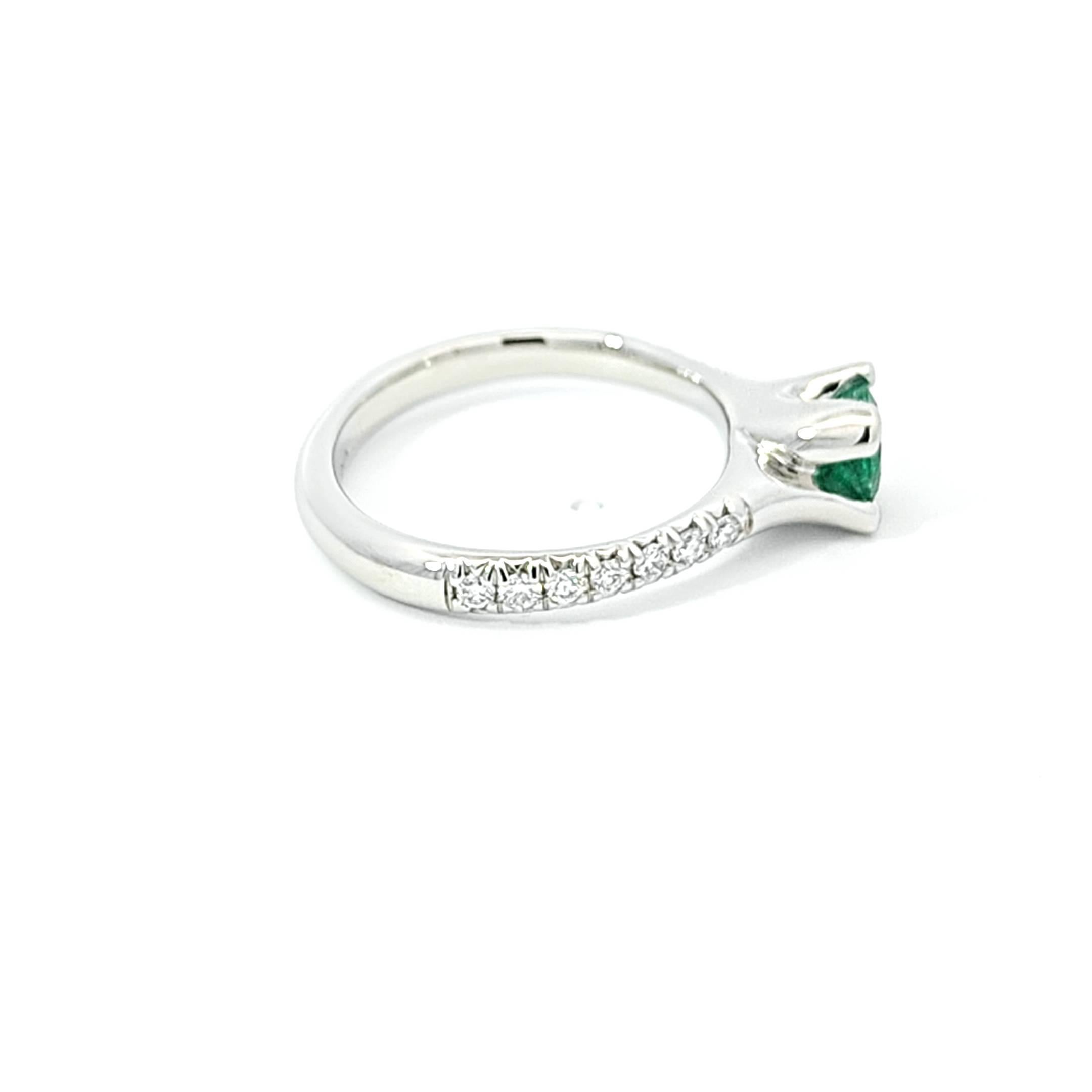 Emerald Platinum 950 Ring with Natural White Diamonds In New Condition For Sale In ประเวศ, TH