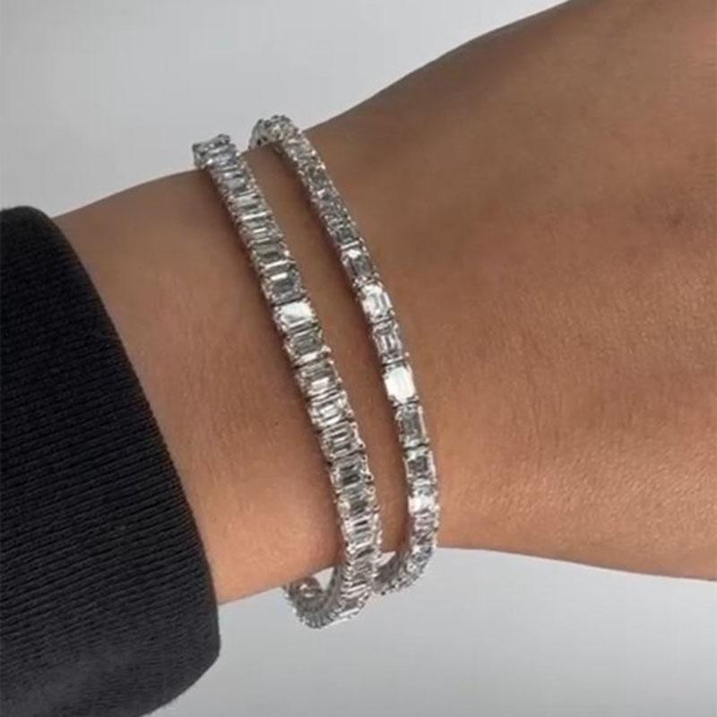 Eleva tu elegancia con la Pulsera de Diamantes Platino Esmeralda, una obra maestra del lujo elaborada con el más fino platino y adornada con brillantes diamantes naturales. Esta impresionante pulsera irradia una belleza atemporal, perfecta para