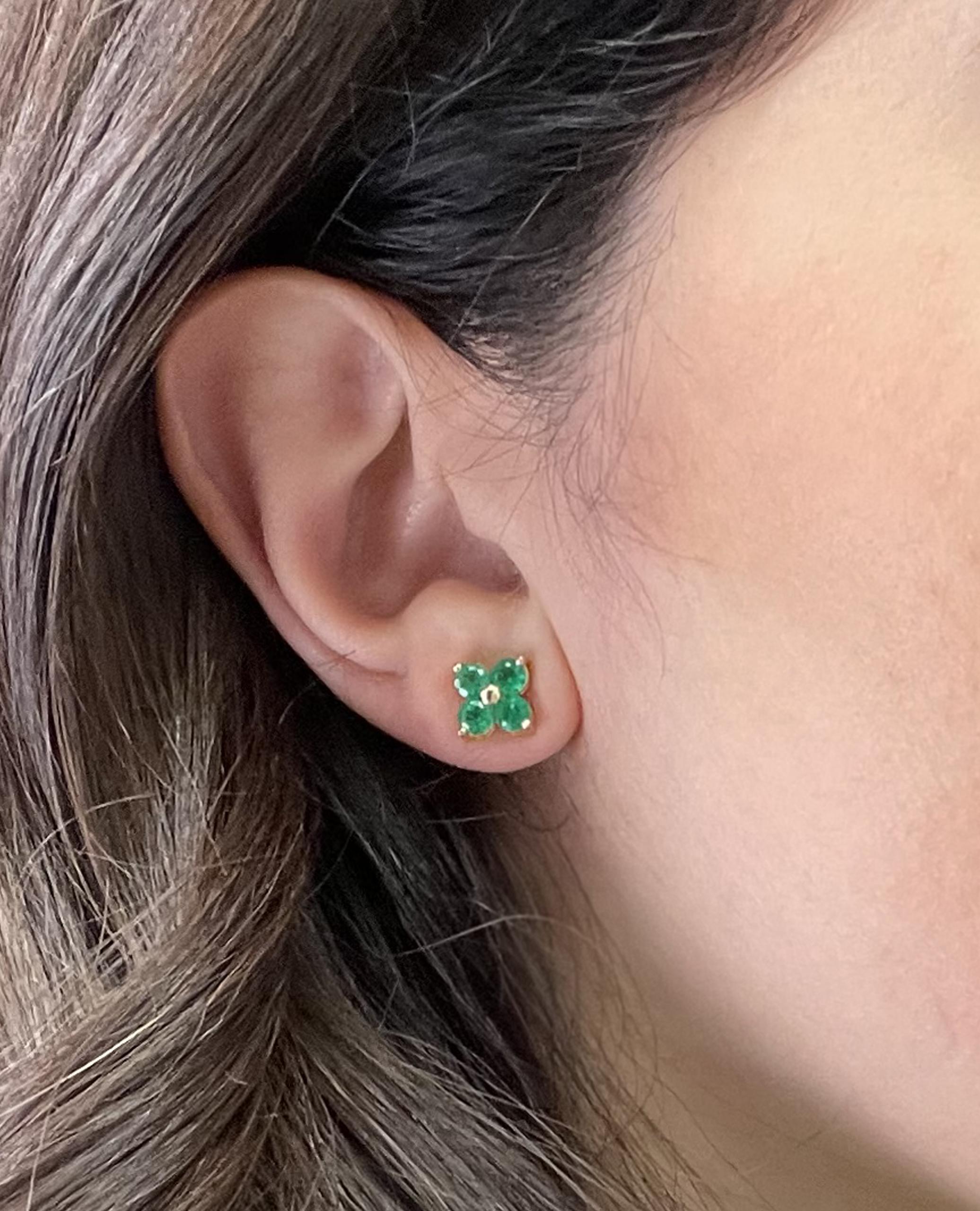 Emerald Quatrefoil Stud Earrings, 14K Yellow Gold In New Condition For Sale In Old Tappan, NJ