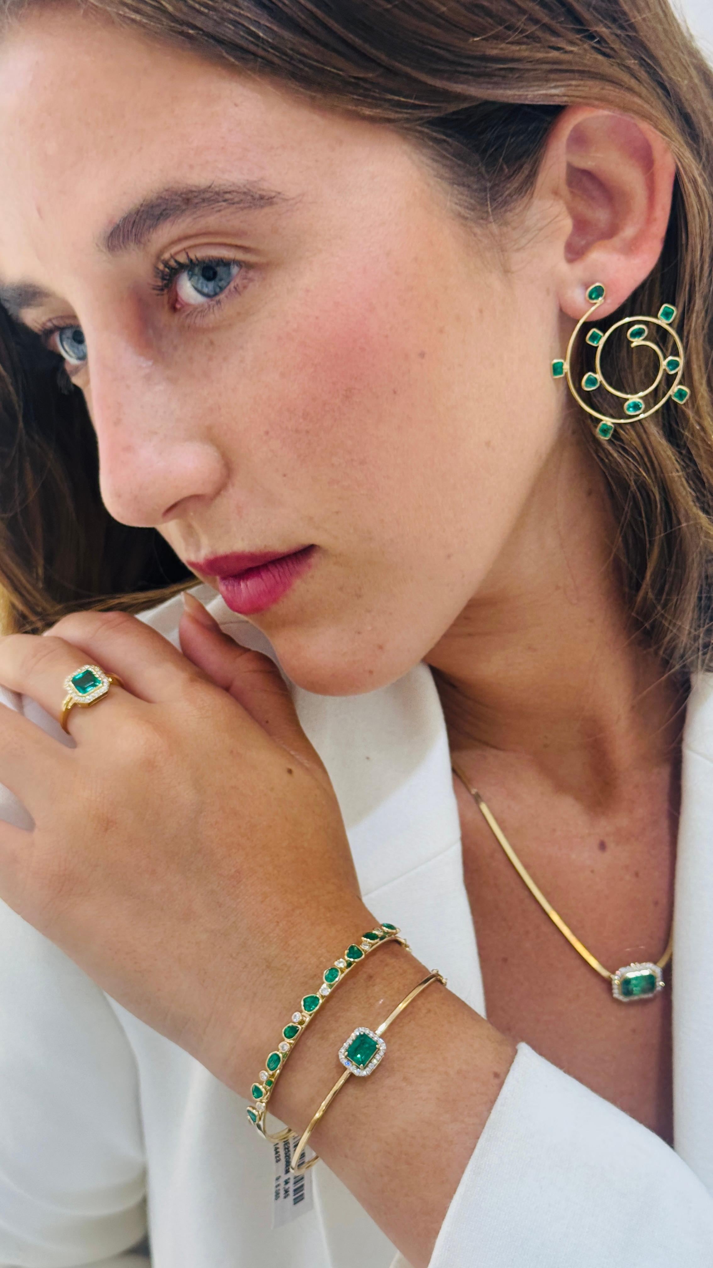 Le bracelet Tresor Emerald Rectangle and Diamond présente une pierre de 1,09 cts et un diamant de 0,17 cts. Diamant en or jaune 18 carats. Les bracelets sont une ode à la beauté luxueuse et classique avec des diamants étincelants. Leur design
