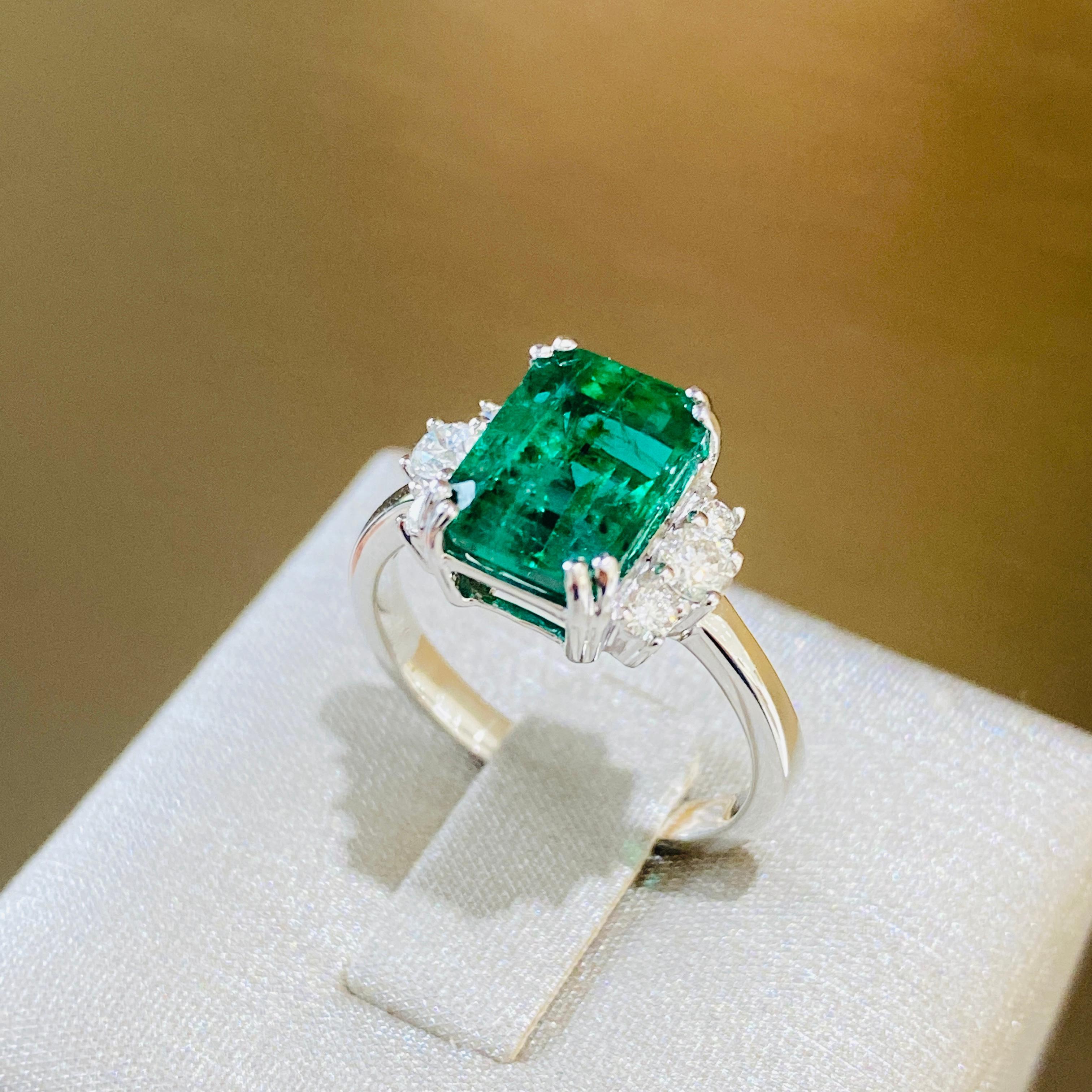 Anello con smeraldo rettangolare e diamanti in oro bianco 18 carati In condizioni Nuovo in vendita a Coral Gables, FL