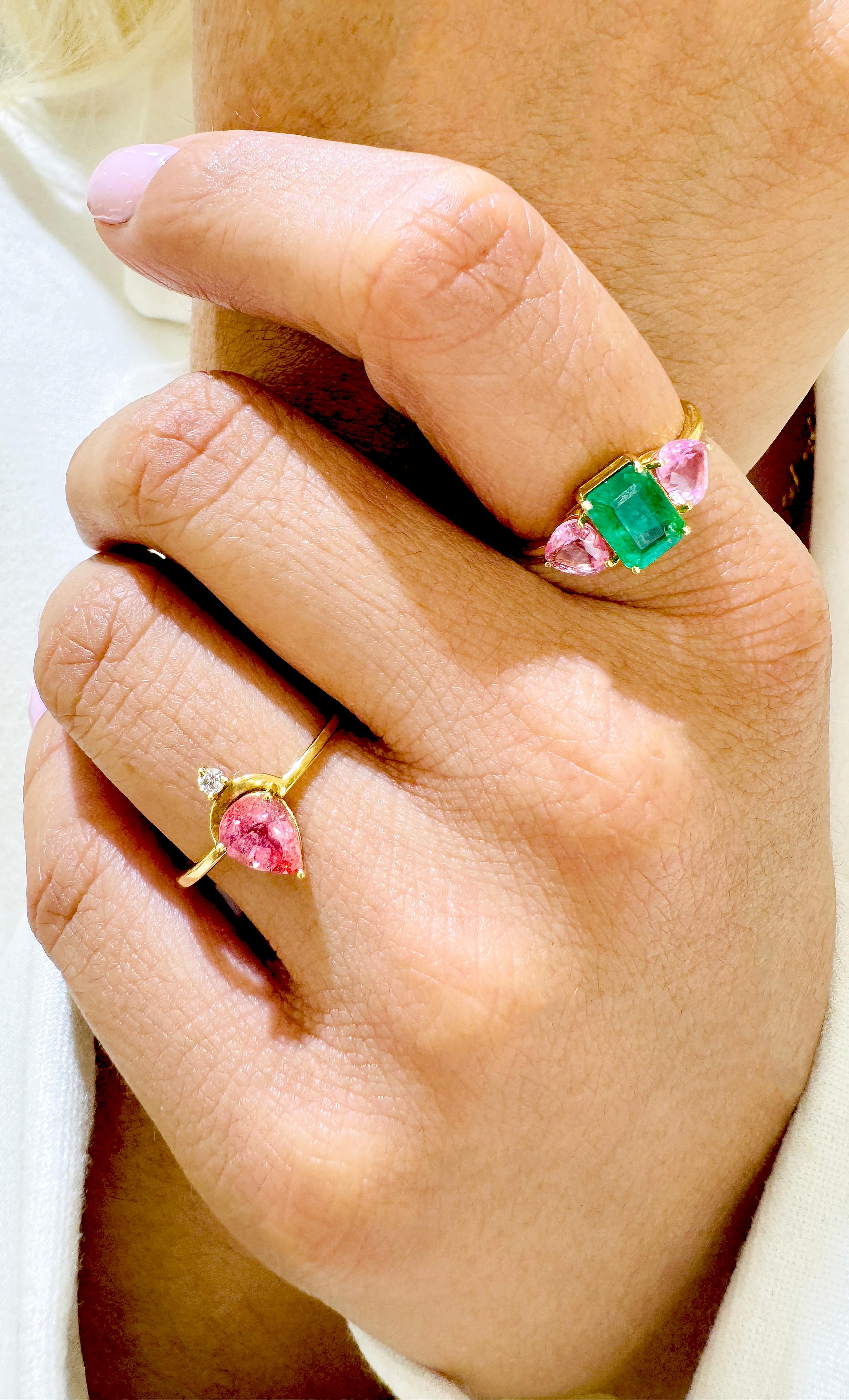 Bague en forme de cœur en émeraude rectangulaire et saphir rose en or jaune 18 carats en vente 4
